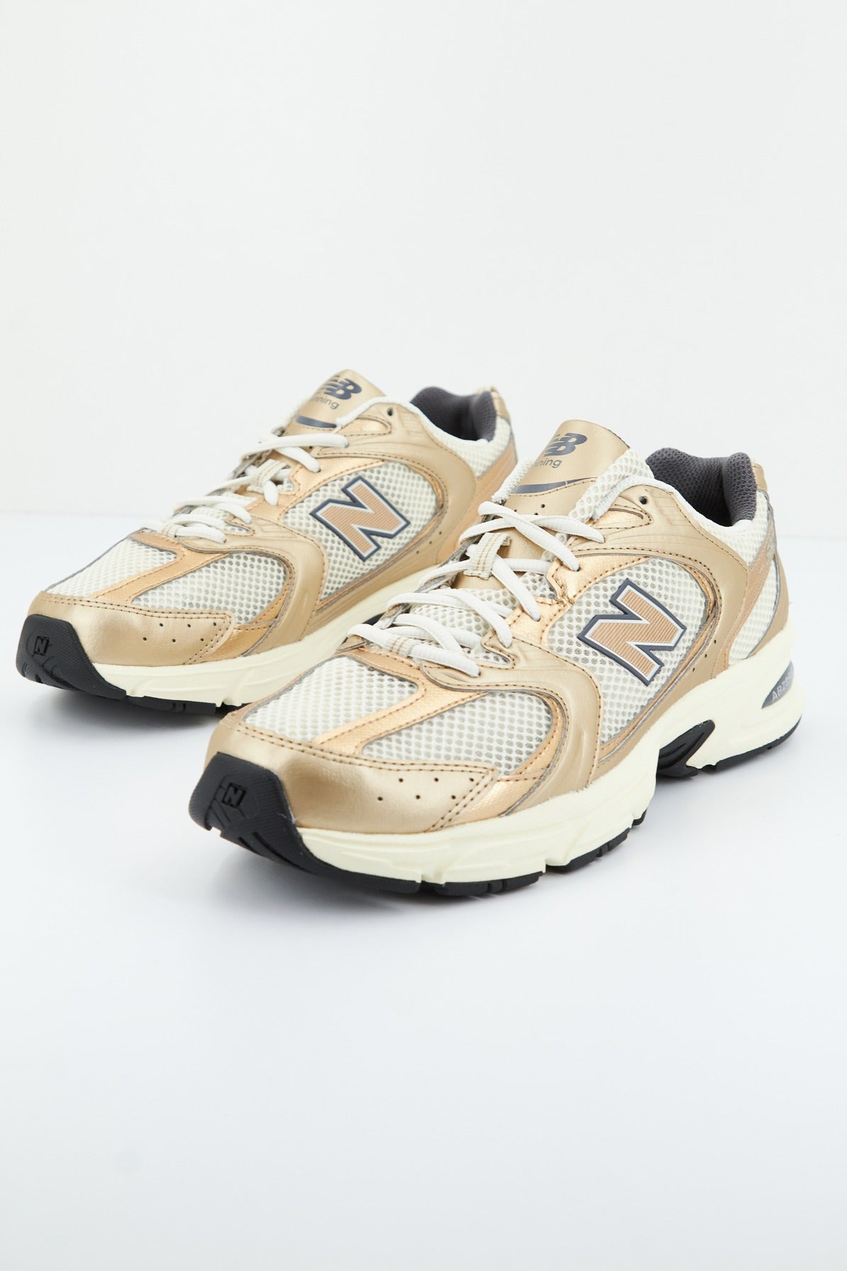 NEW BALANCE MR LA en color ORO  (1)