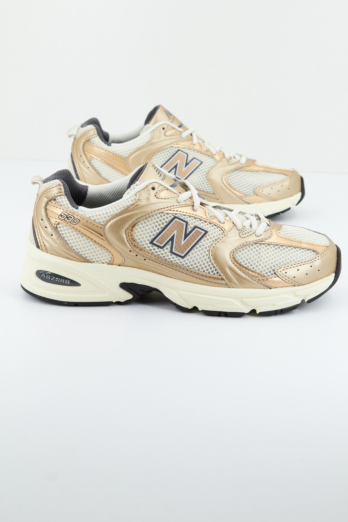 NEW BALANCE MR LA en color ORO  (2)