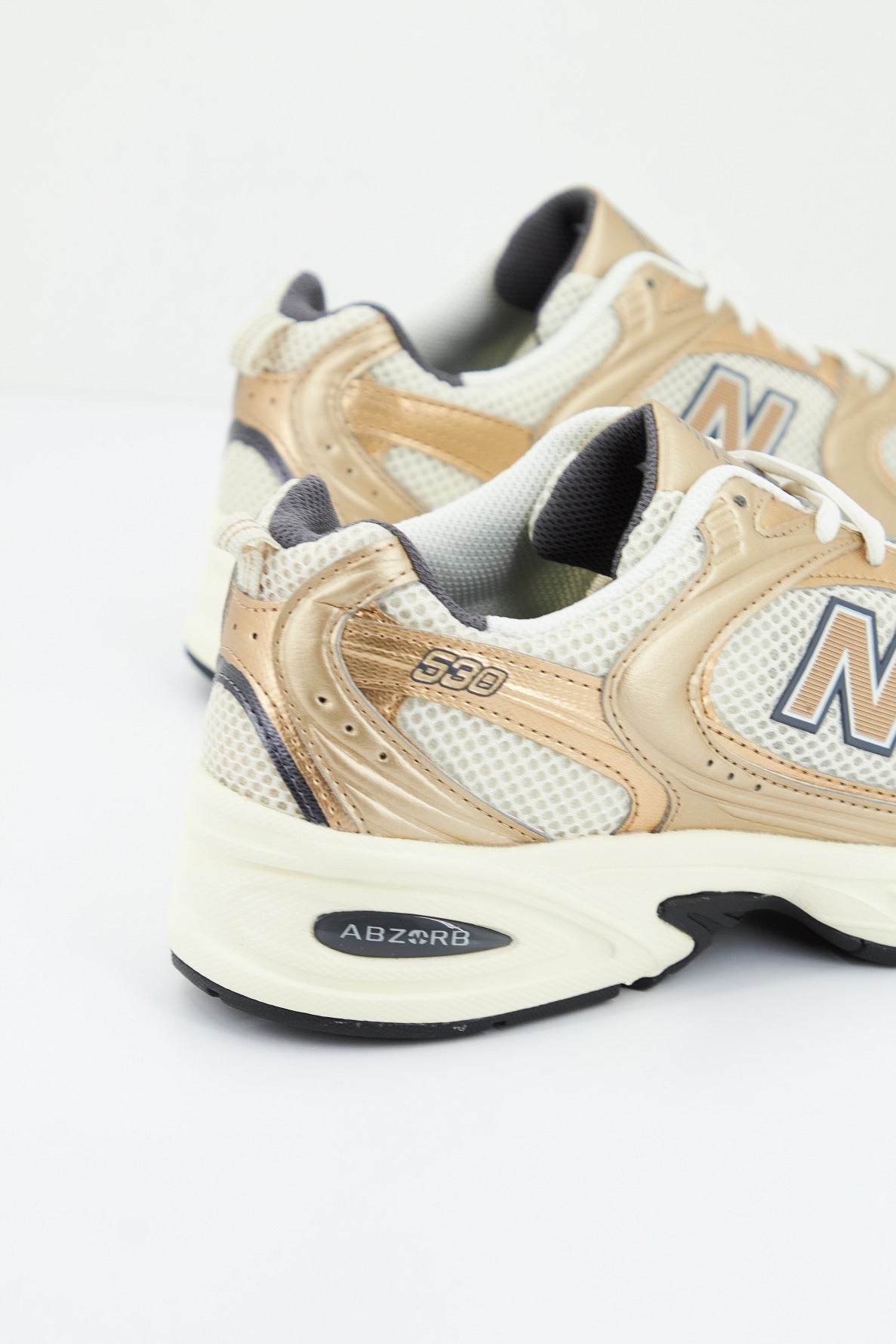 NEW BALANCE MR LA en color ORO  (3)