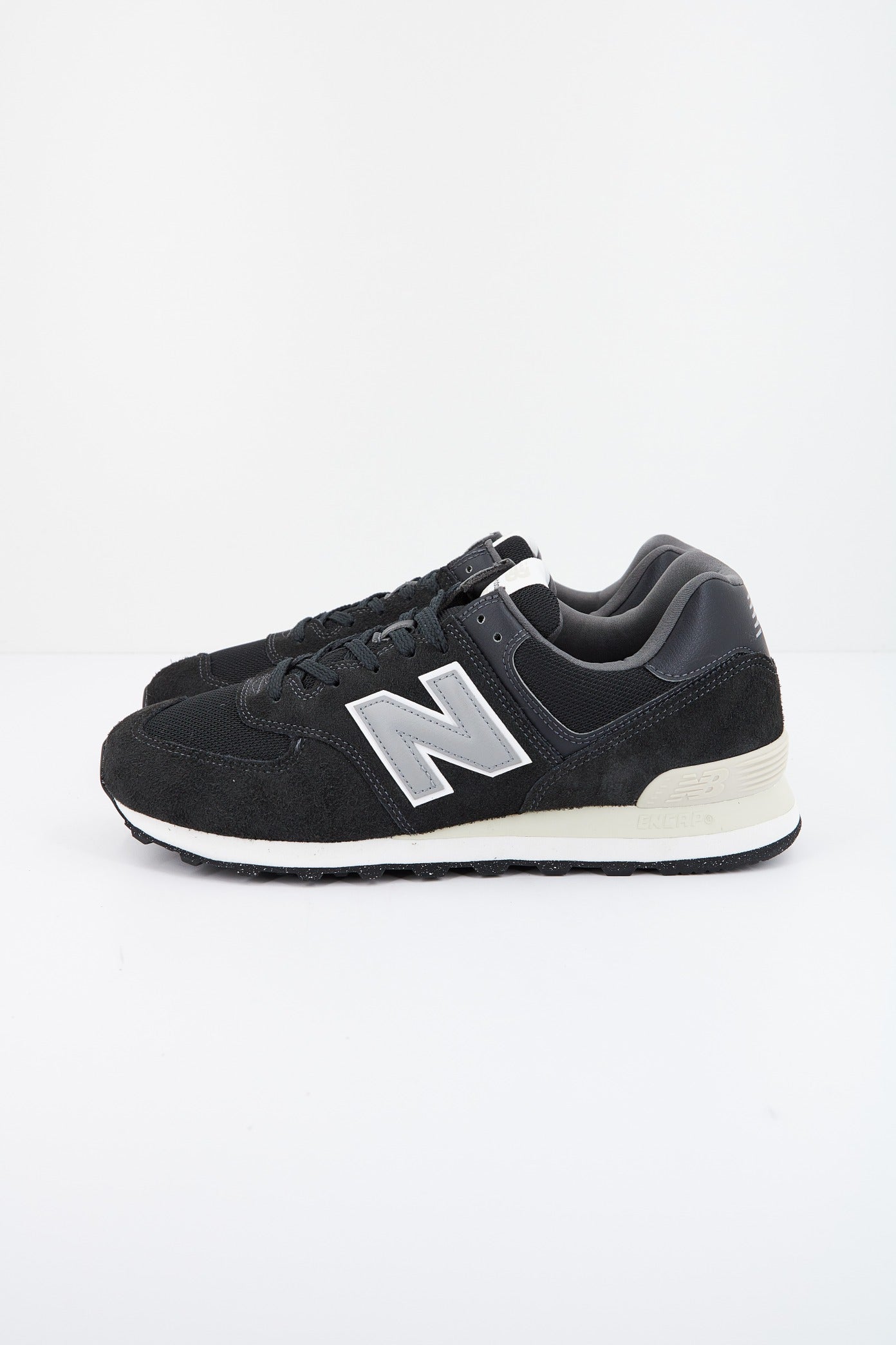 NEW BALANCE U SBG en color NEGRO  (1)