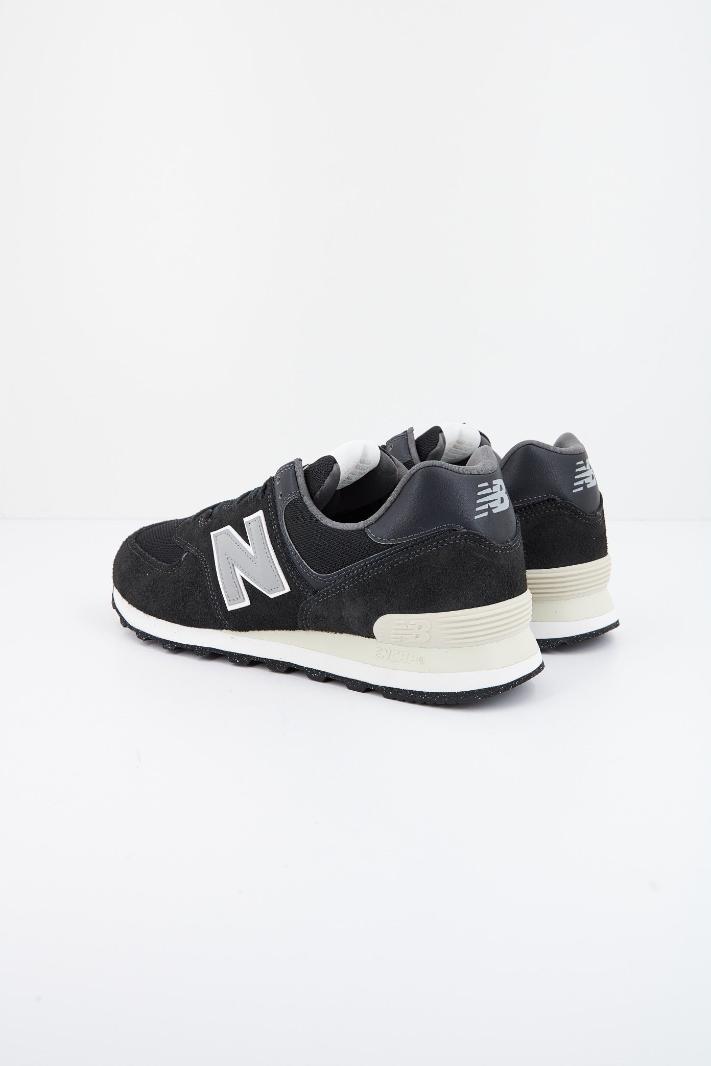 NEW BALANCE U SBG en color NEGRO  (3)