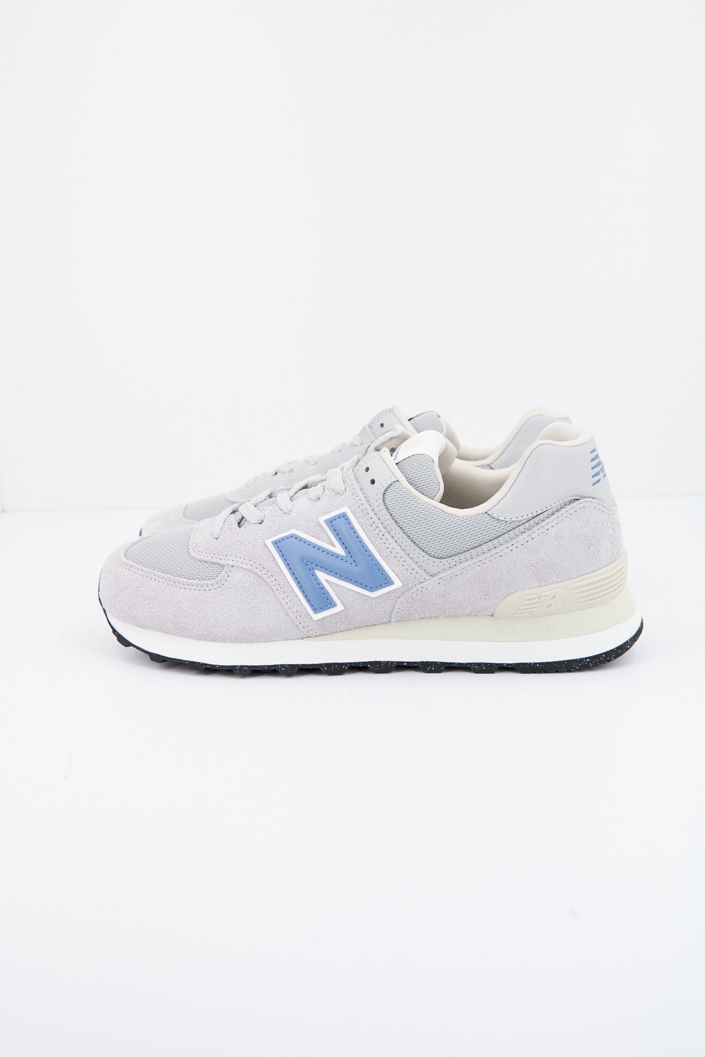 NEW BALANCE U SGB en color GRIS  (1)