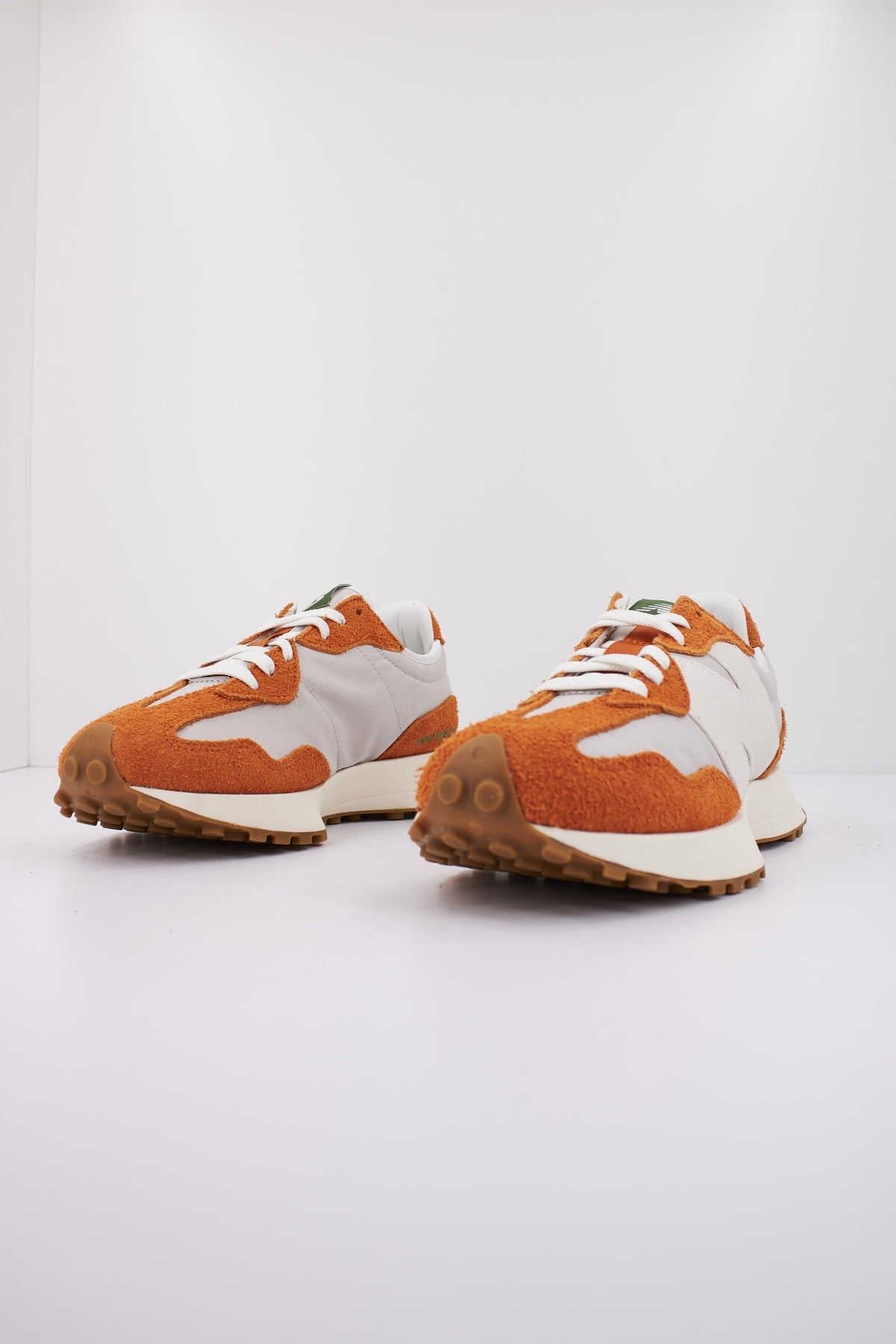 NEW BALANCE U SA en color NARANJA  (2)