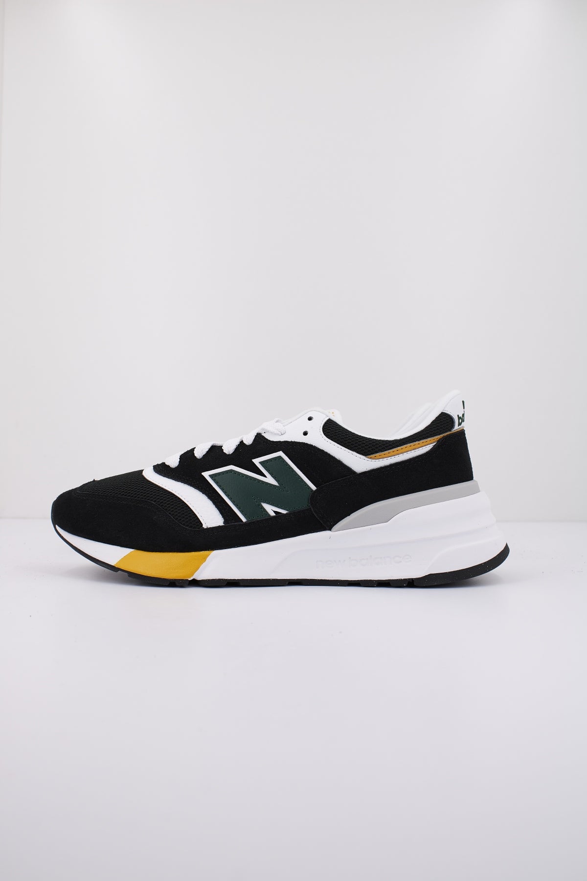 NEW BALANCE U REC en color NEGRO  (1)