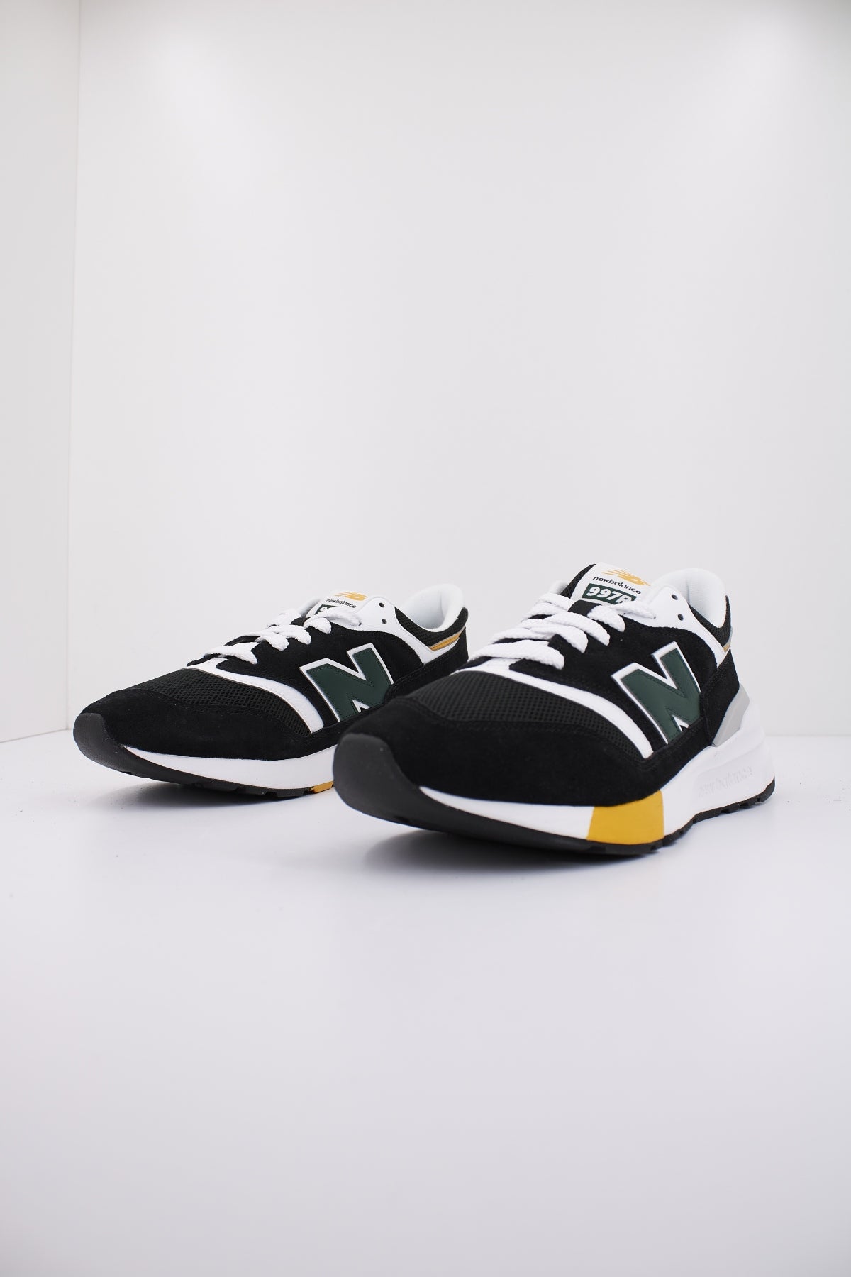 NEW BALANCE U REC en color NEGRO  (2)