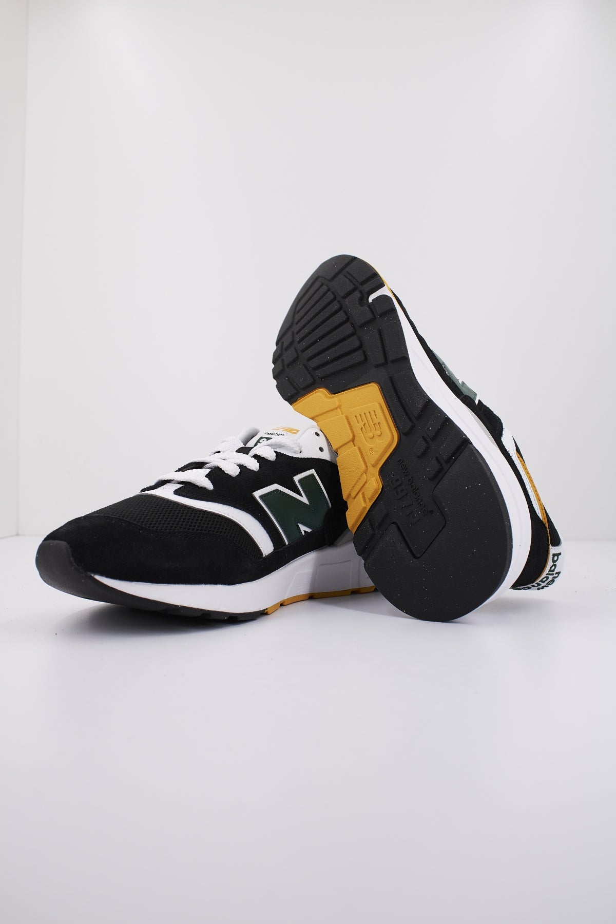 NEW BALANCE U REC en color NEGRO  (4)