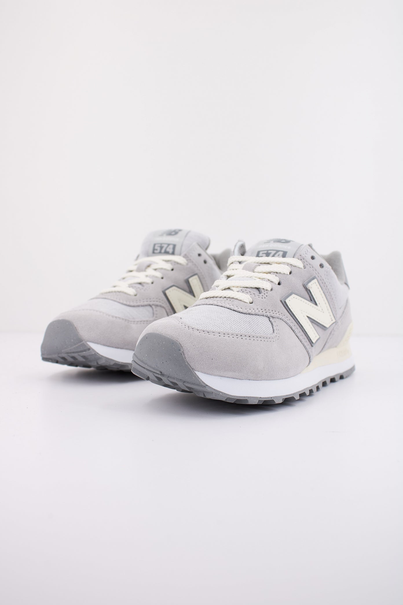 NEW BALANCE U GBG en color GRIS  (2)