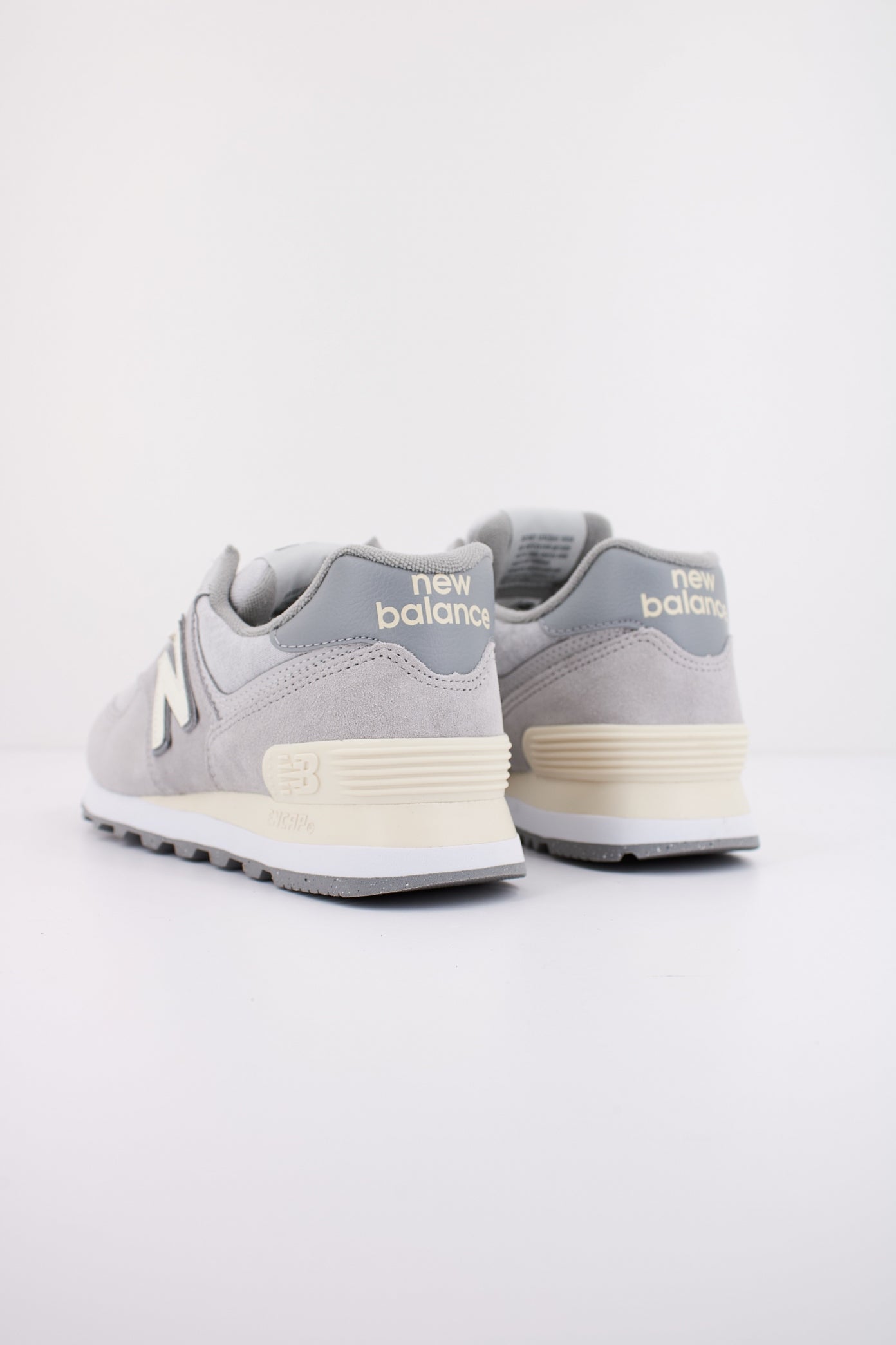 NEW BALANCE U GBG en color GRIS  (3)