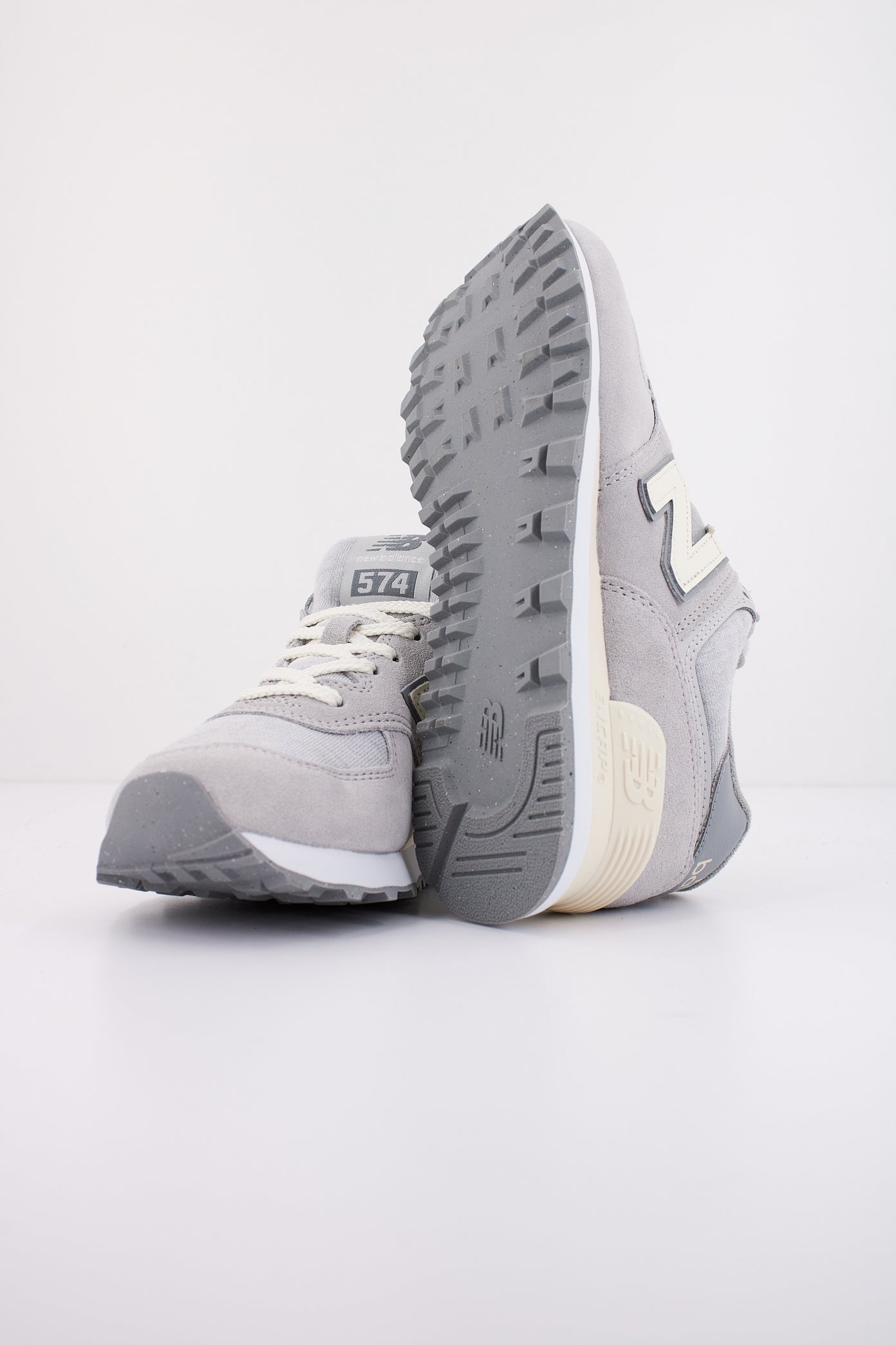 NEW BALANCE U GBG en color GRIS  (4)