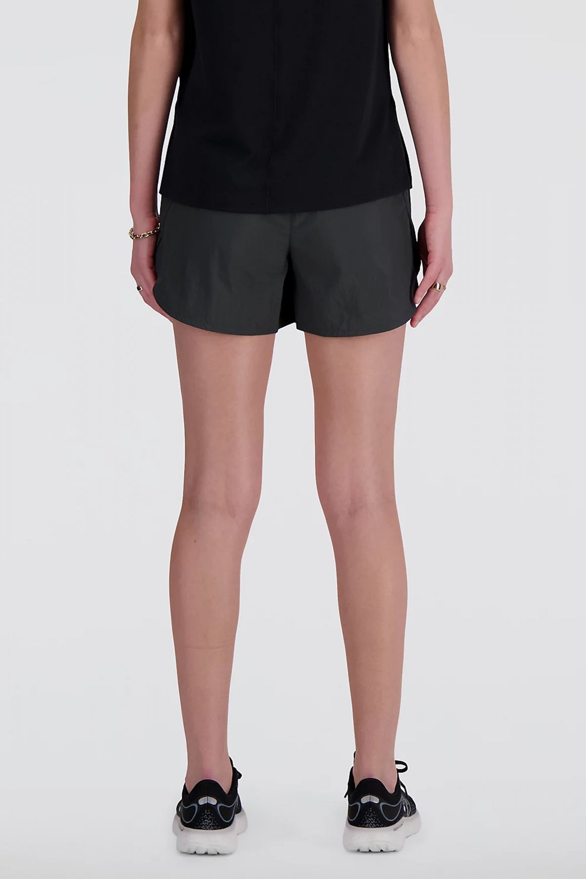 NEW BALANCE  SHIFTED SHORT en color GRIS  (3)