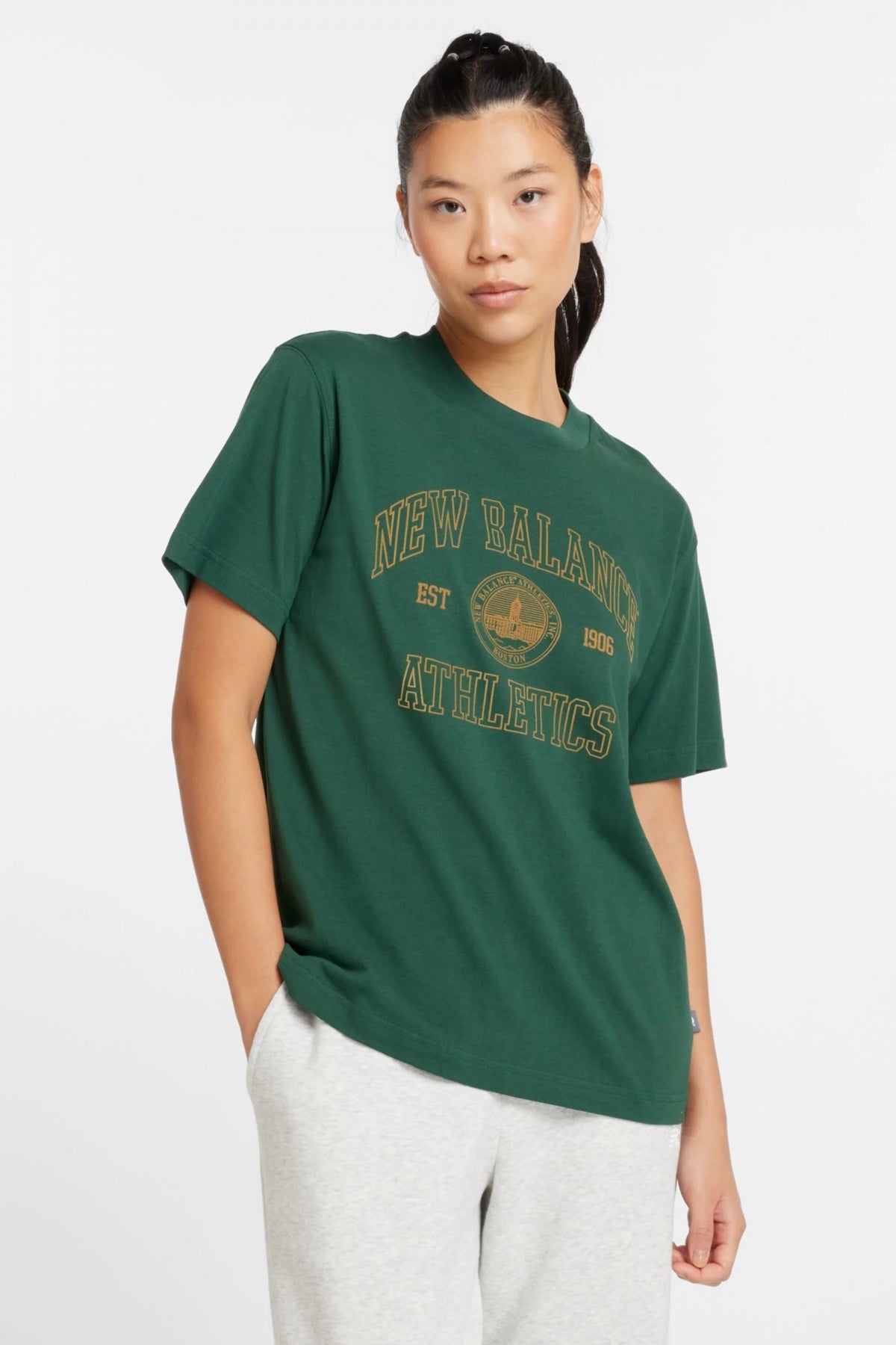 NEW BALANCE ATHLETICS OVERSIZED CREST T en color VERDE  (1)