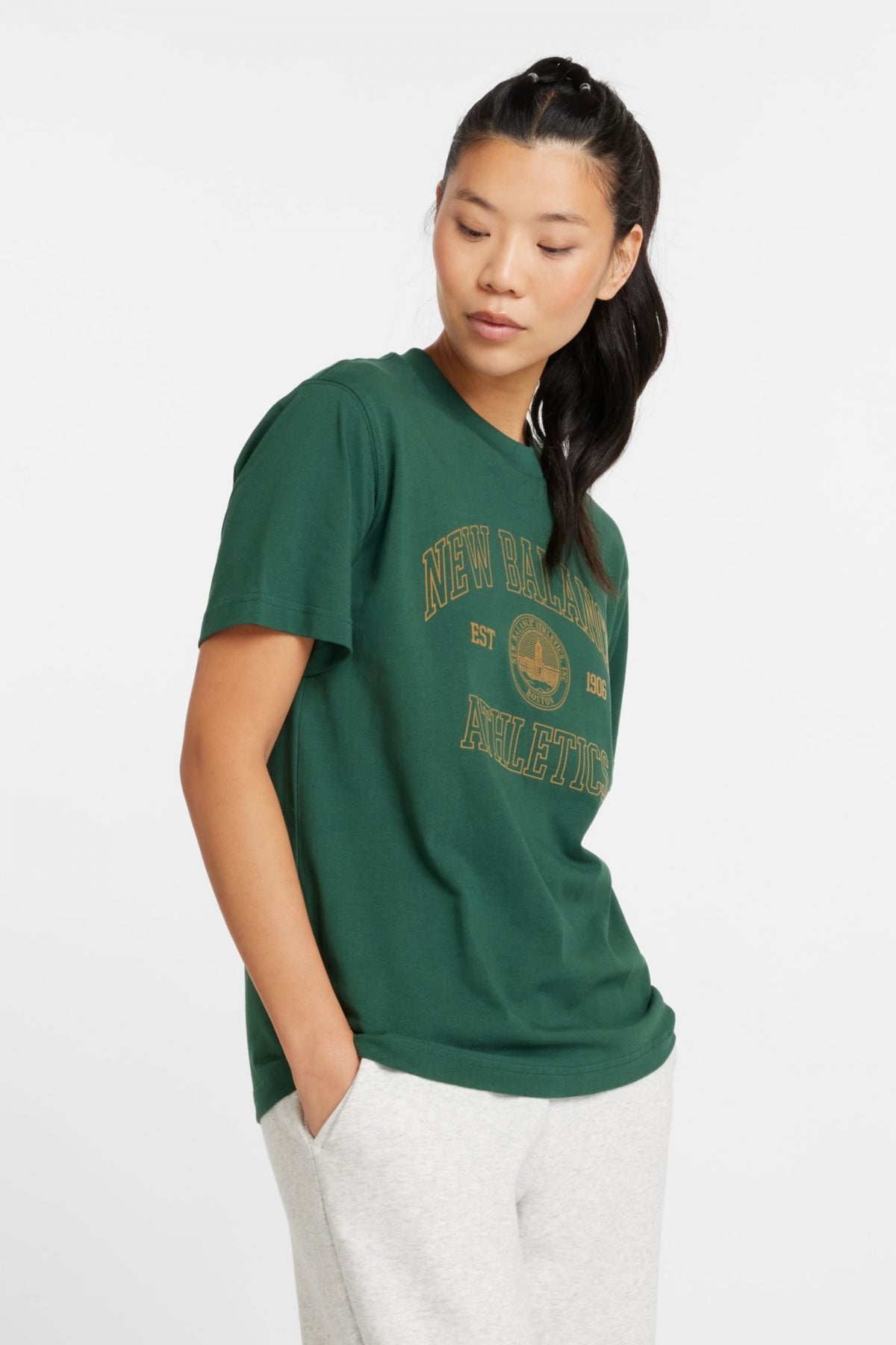 NEW BALANCE ATHLETICS OVERSIZED CREST T en color VERDE  (2)