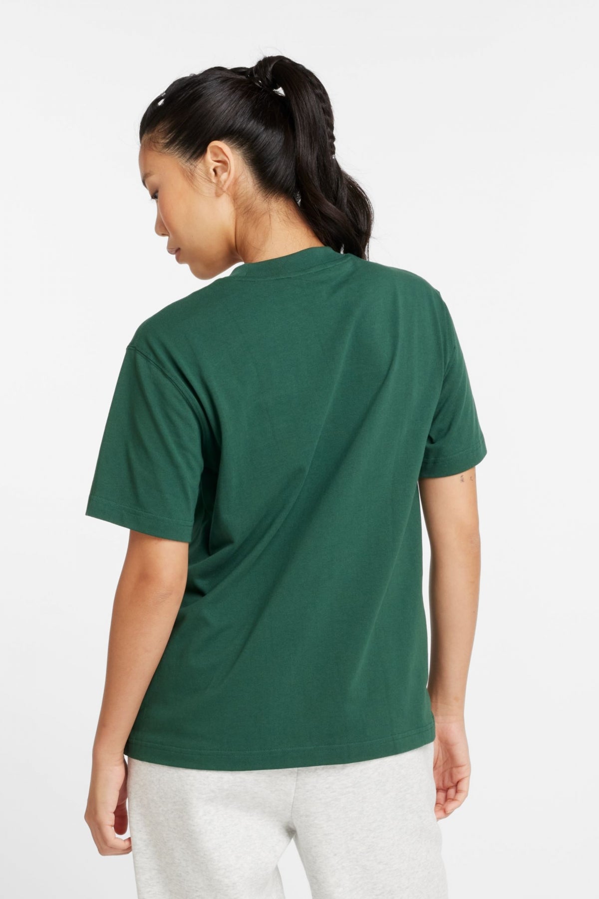 NEW BALANCE ATHLETICS OVERSIZED CREST T en color VERDE  (3)