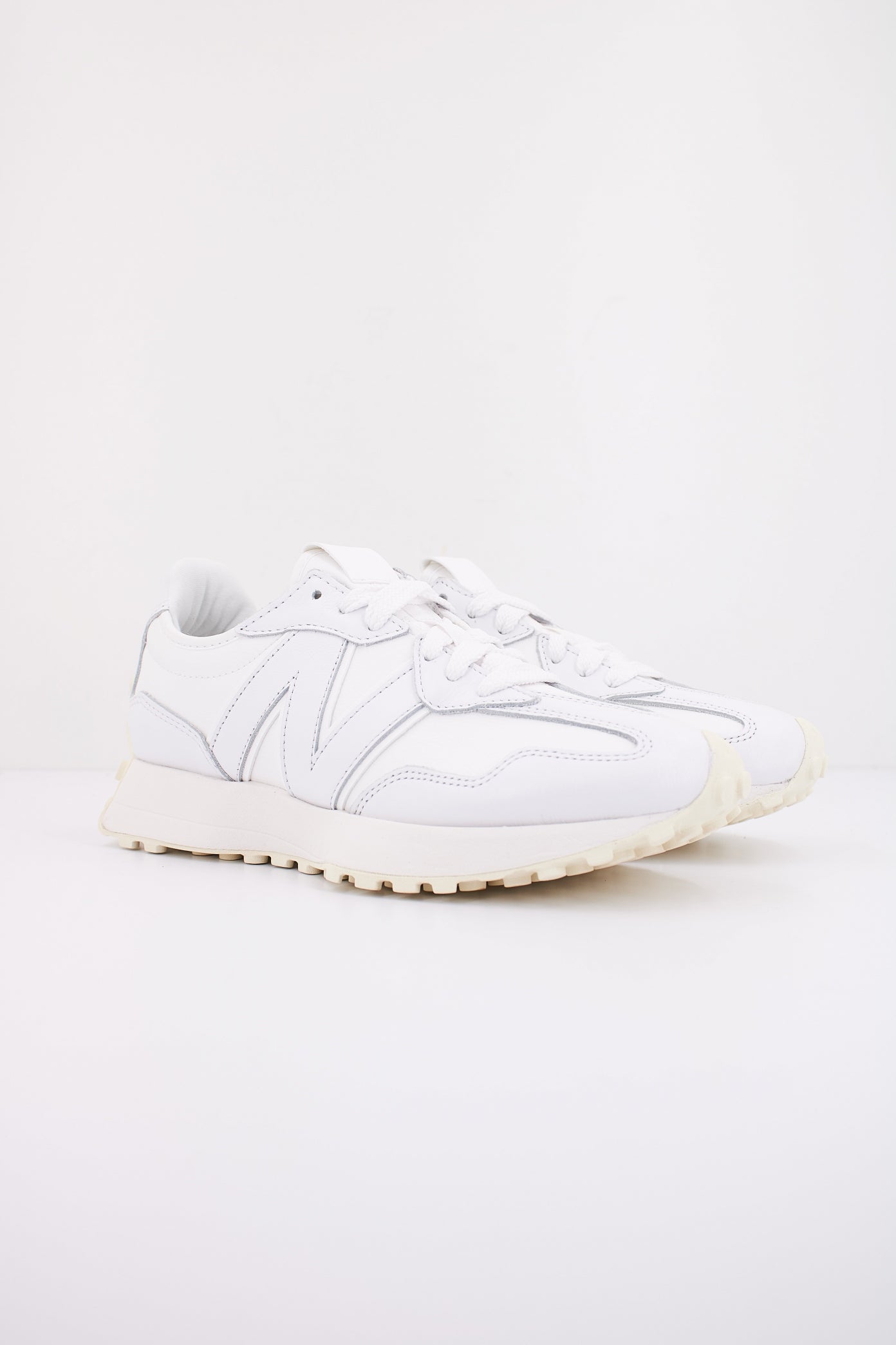 NEW BALANCE U  en color BLANCO  (2)