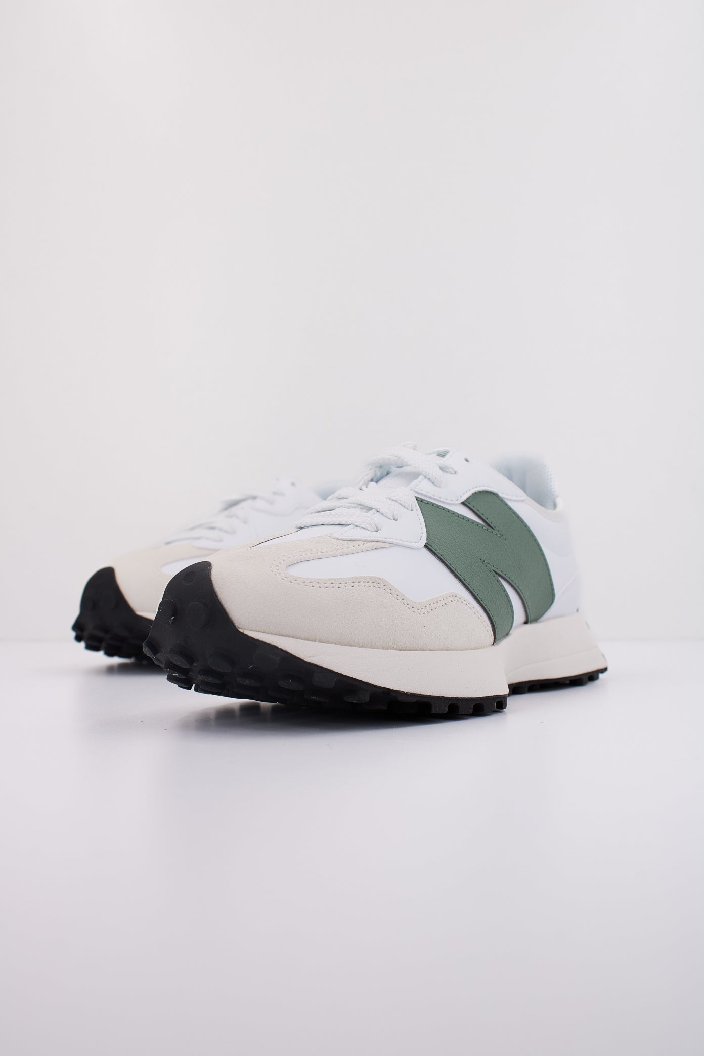 NEW BALANCE U SKC en color BLANCO  (2)