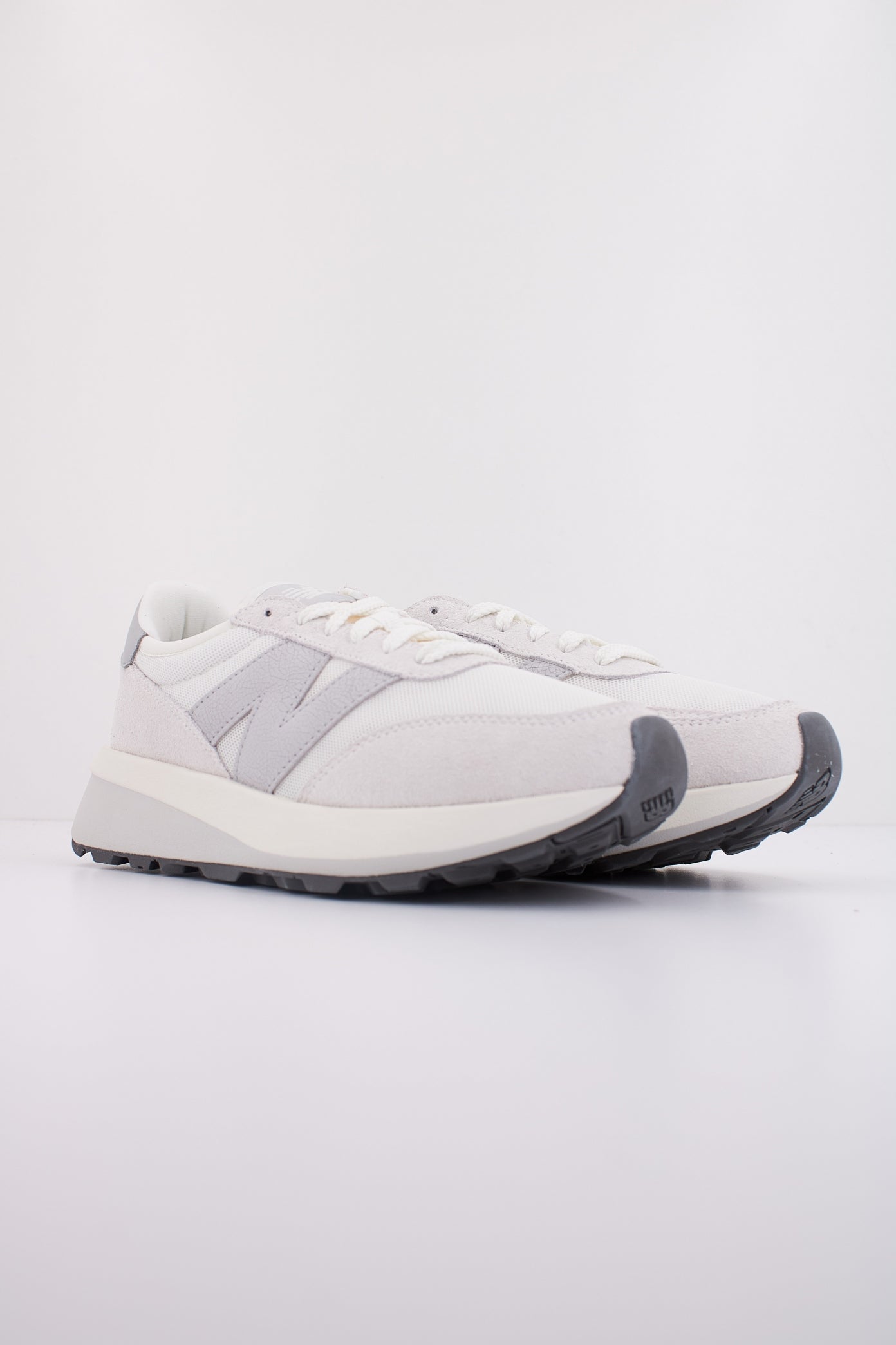 NEW BALANCE U AA en color GRIS  (2)