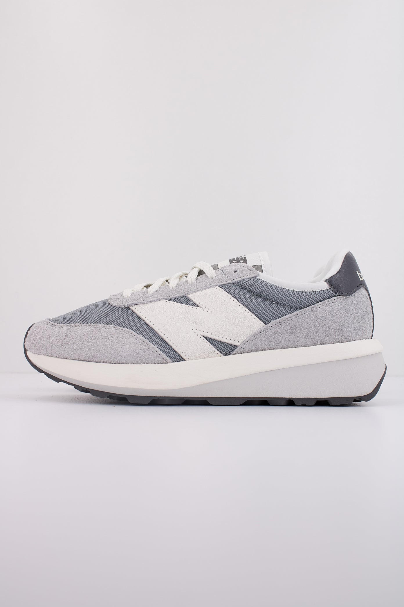 NEW BALANCE U en color GRIS  (1)