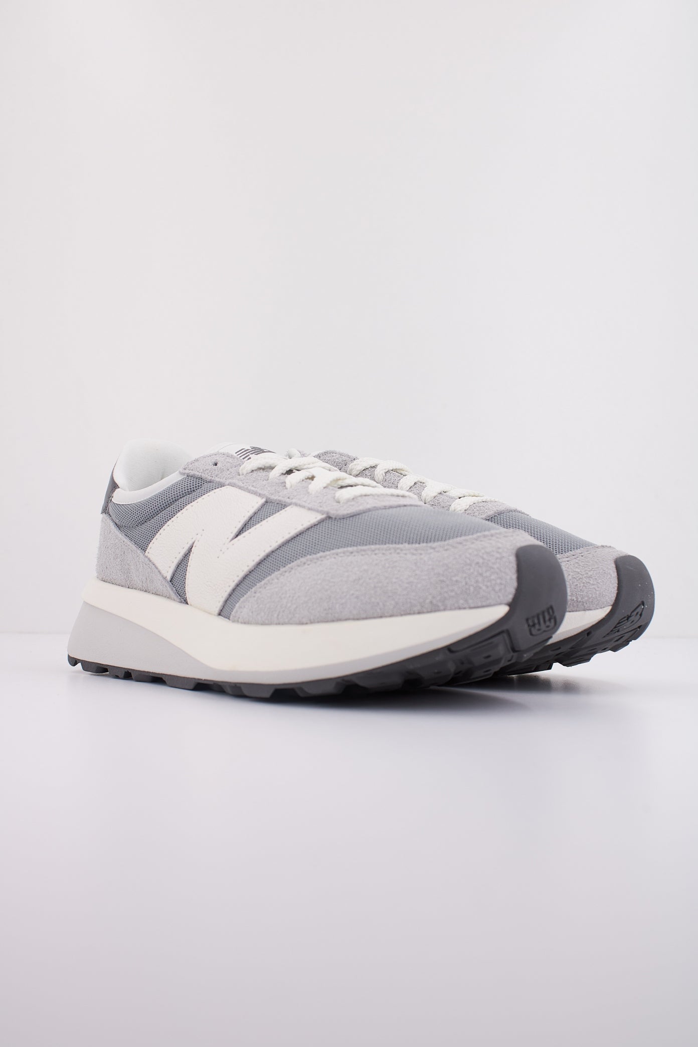 NEW BALANCE U en color GRIS  (2)