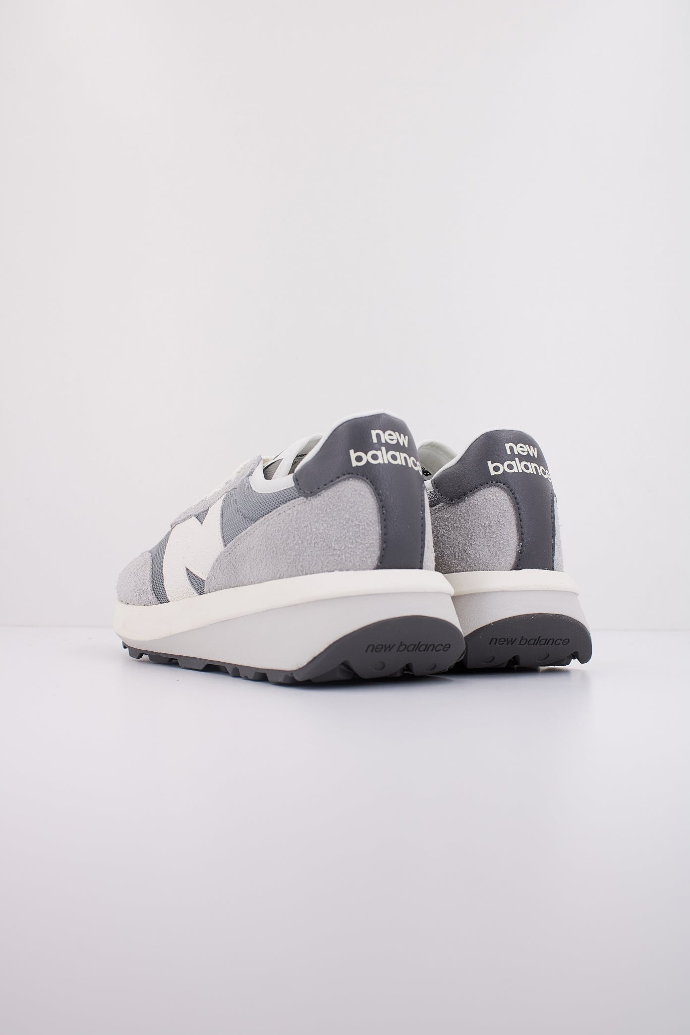 NEW BALANCE U en color GRIS  (4)