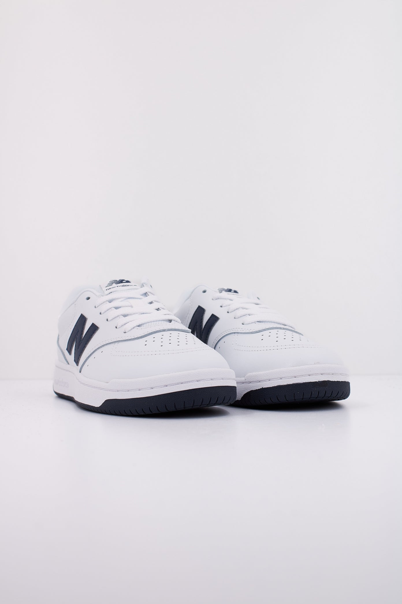 NEW BALANCE BB  en color BLANCO  (2)