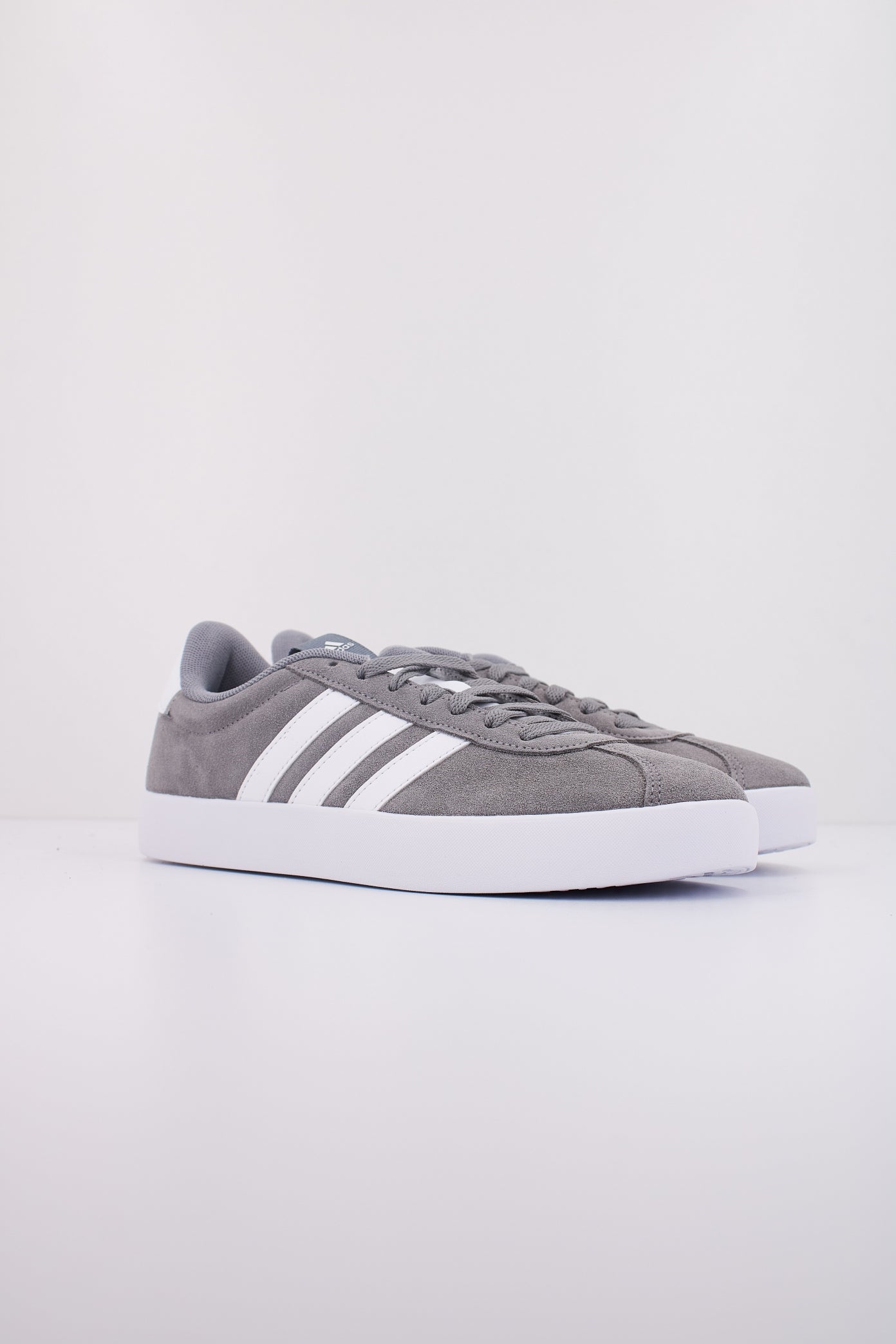 ADIDAS VL COURT . en color GRIS  (2)