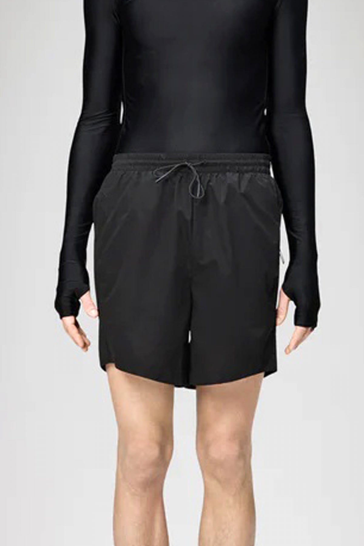 RAINS MITO SHORTS en color NEGRO  (1)