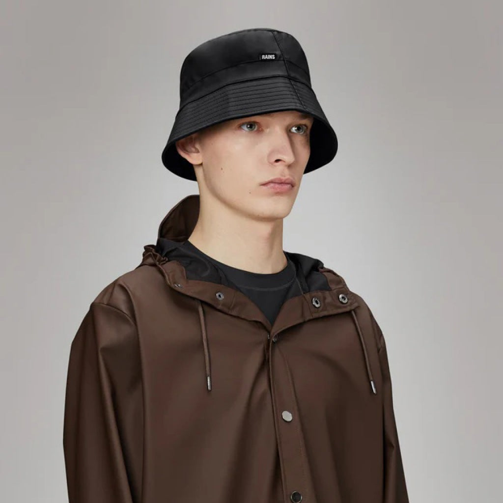 RAINS BUCKET HAT en color NEGRO  (5)