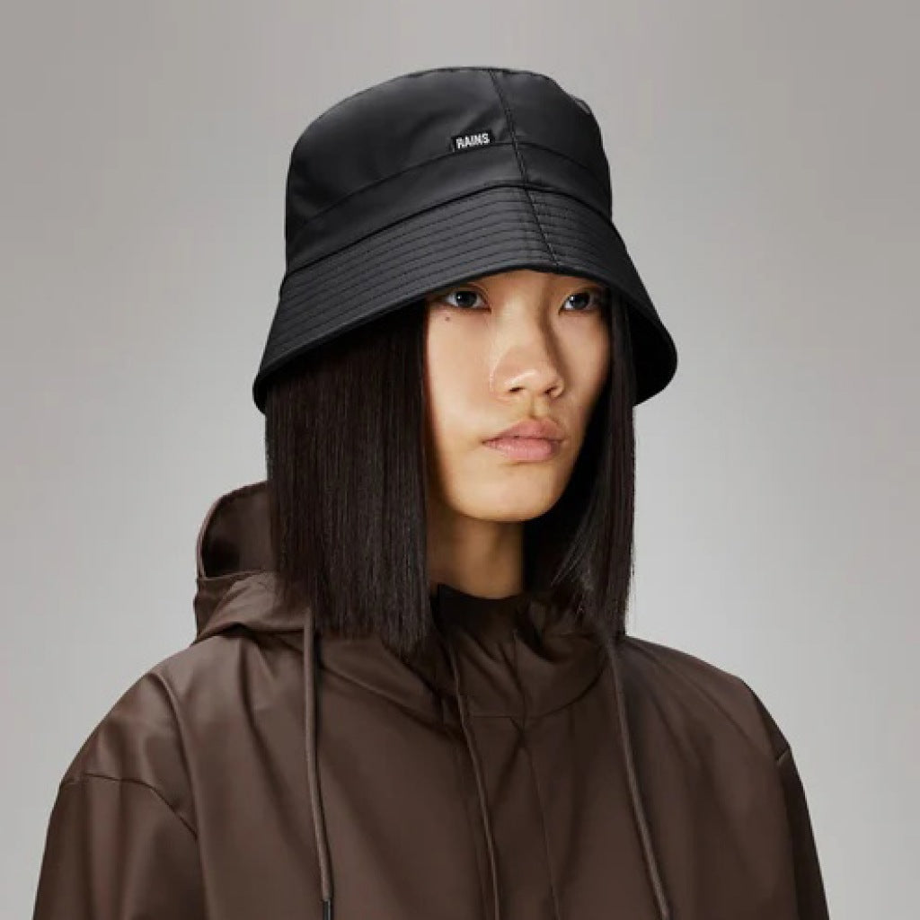 RAINS BUCKET HAT en color NEGRO  (6)