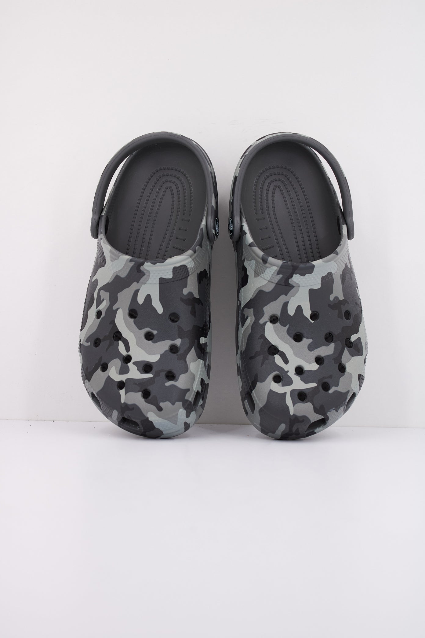 CROCS CLASSIC PRINTED CAMO CLOG en color GRIS  (3)