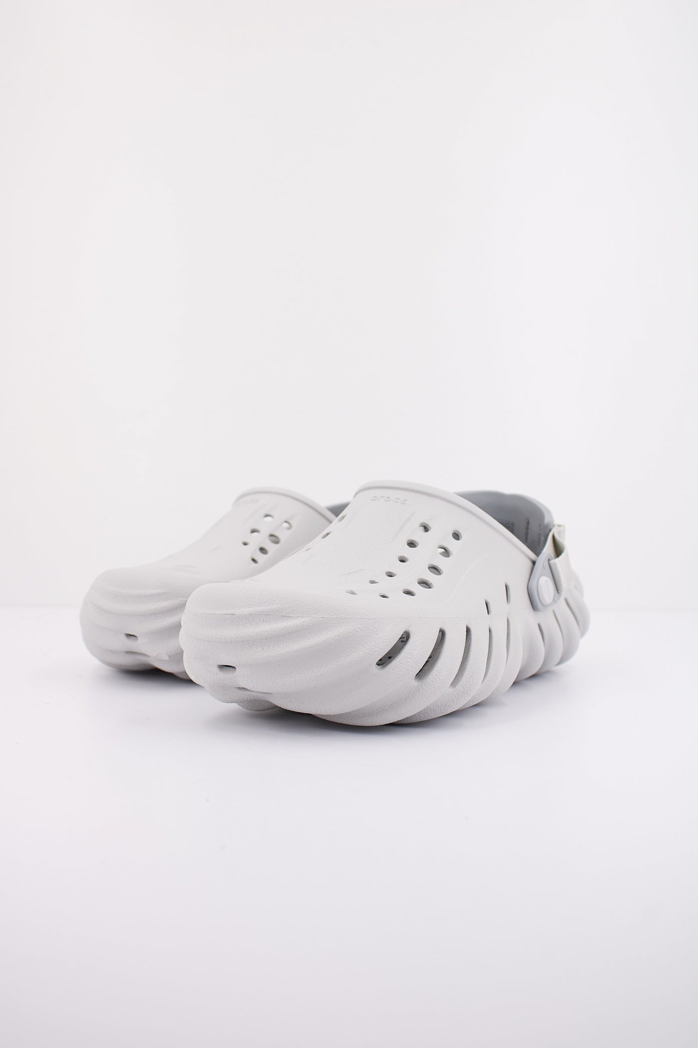 CROCS ECHO CLOG en color GRIS  (2)