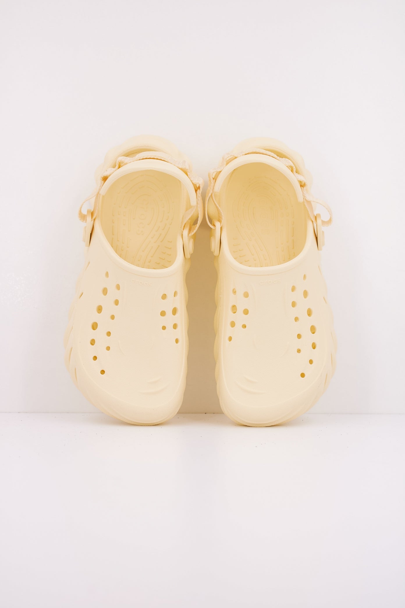 CROCS ECHO CLOG en color AMARILLO  (3)