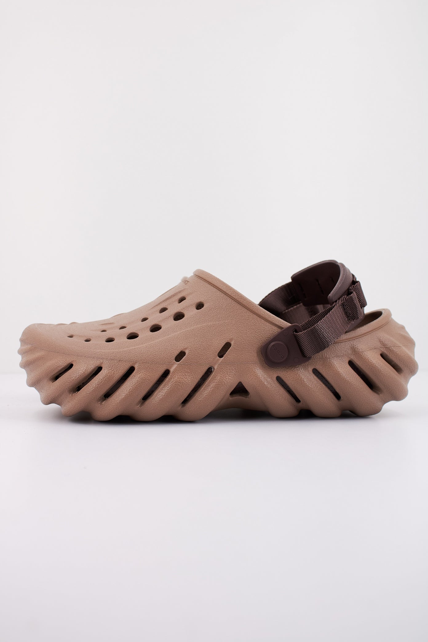 CROCS ECHO CLOG en color MARRON CLARO  (1)