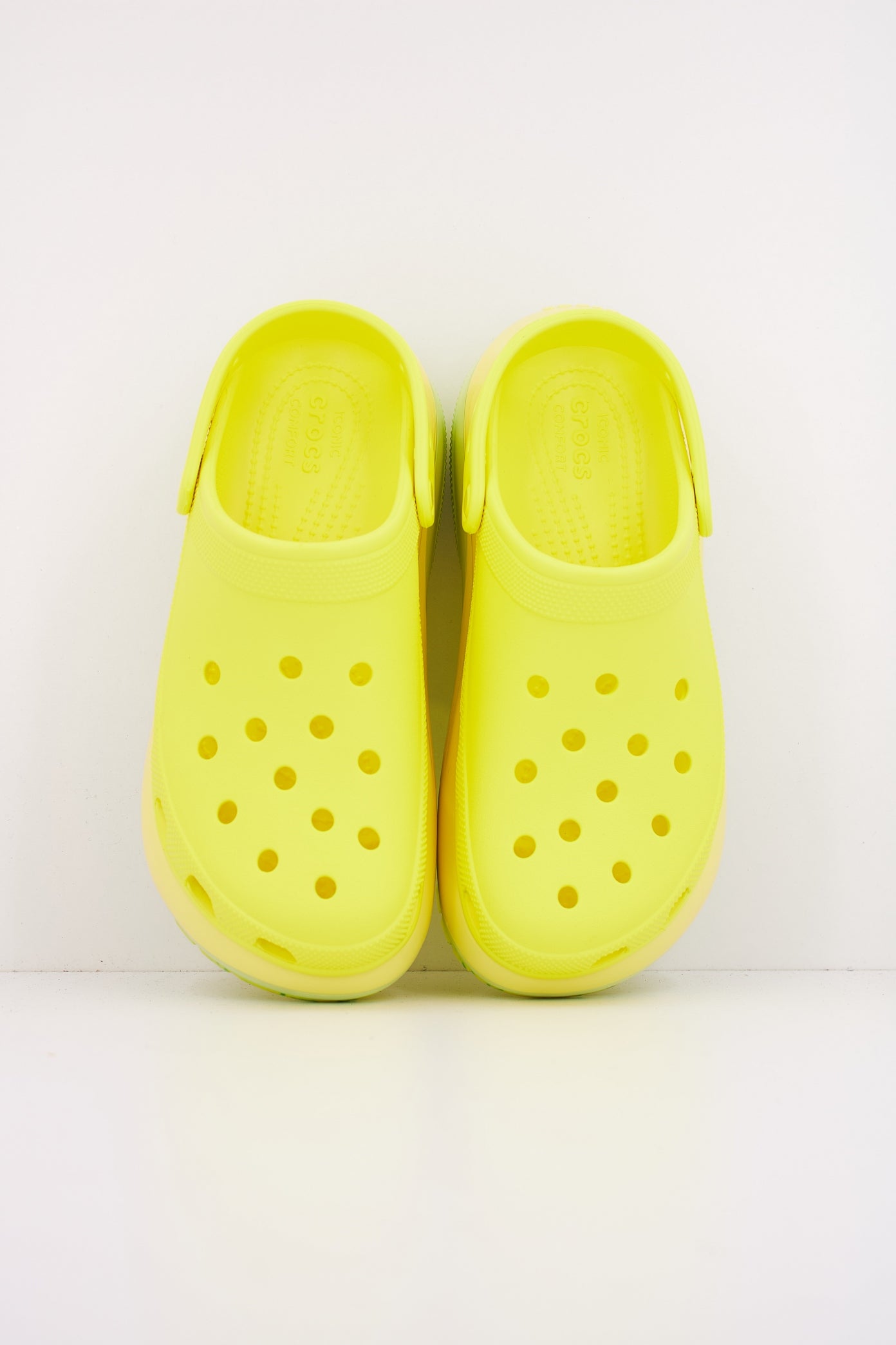 CROCS MEGA CRUSH CLOG en color AMARILLO  (3)