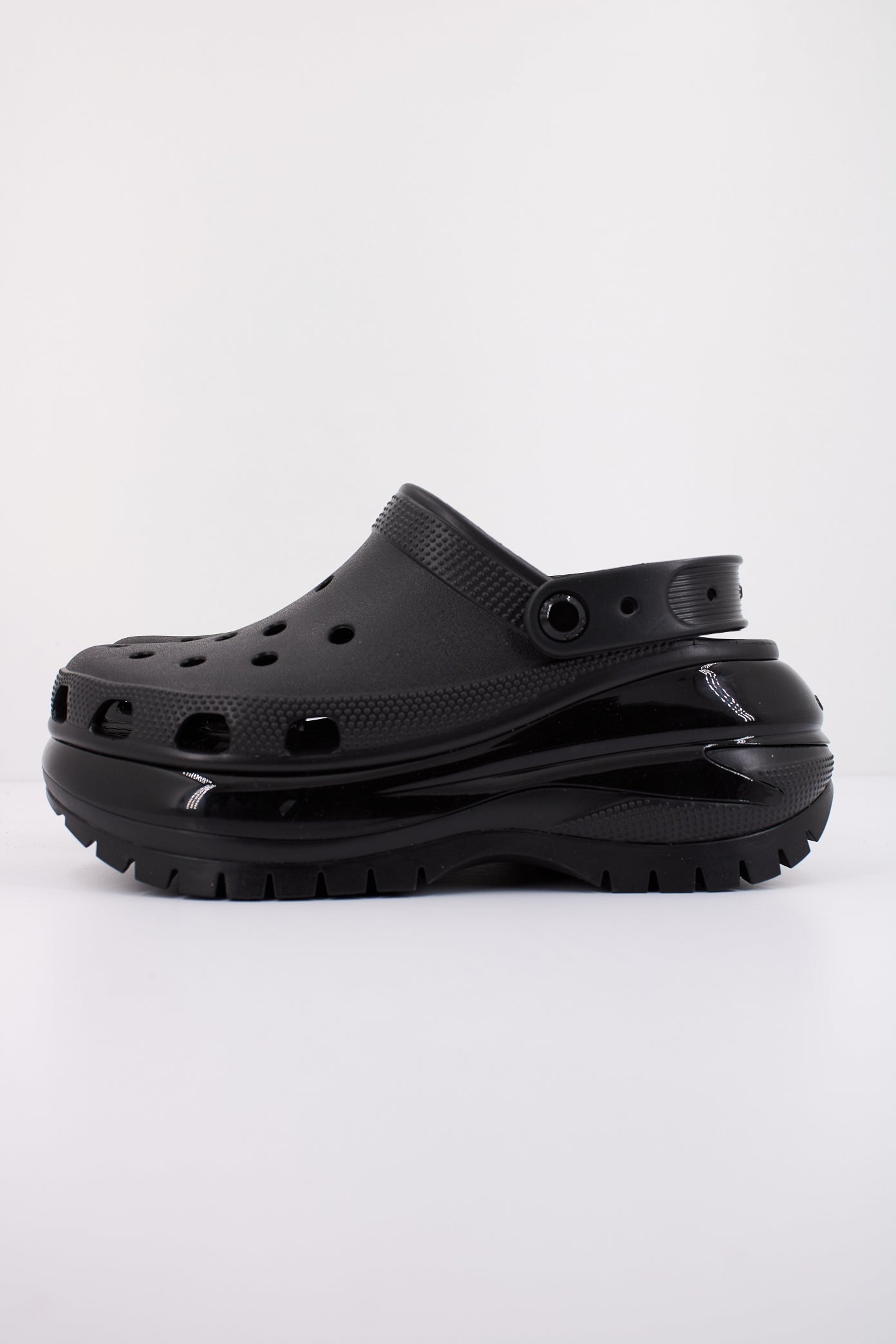 CROCS CLASSIC MEGA CRUSH CLOG en color NEGRO  (1)