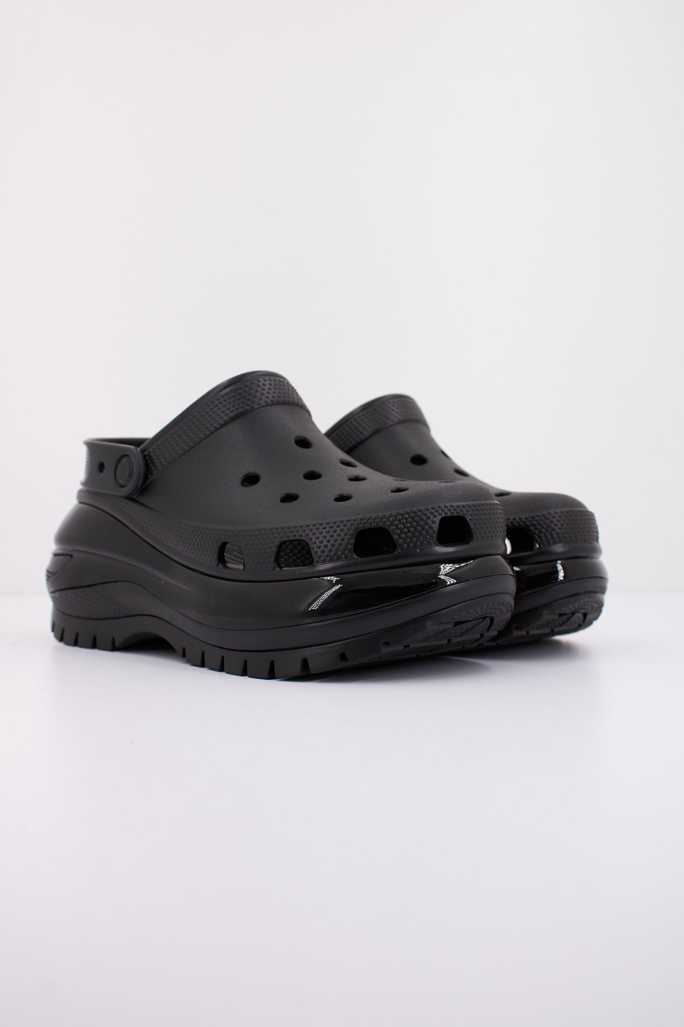 CROCS CLASSIC MEGA CRUSH CLOG en color NEGRO  (2)