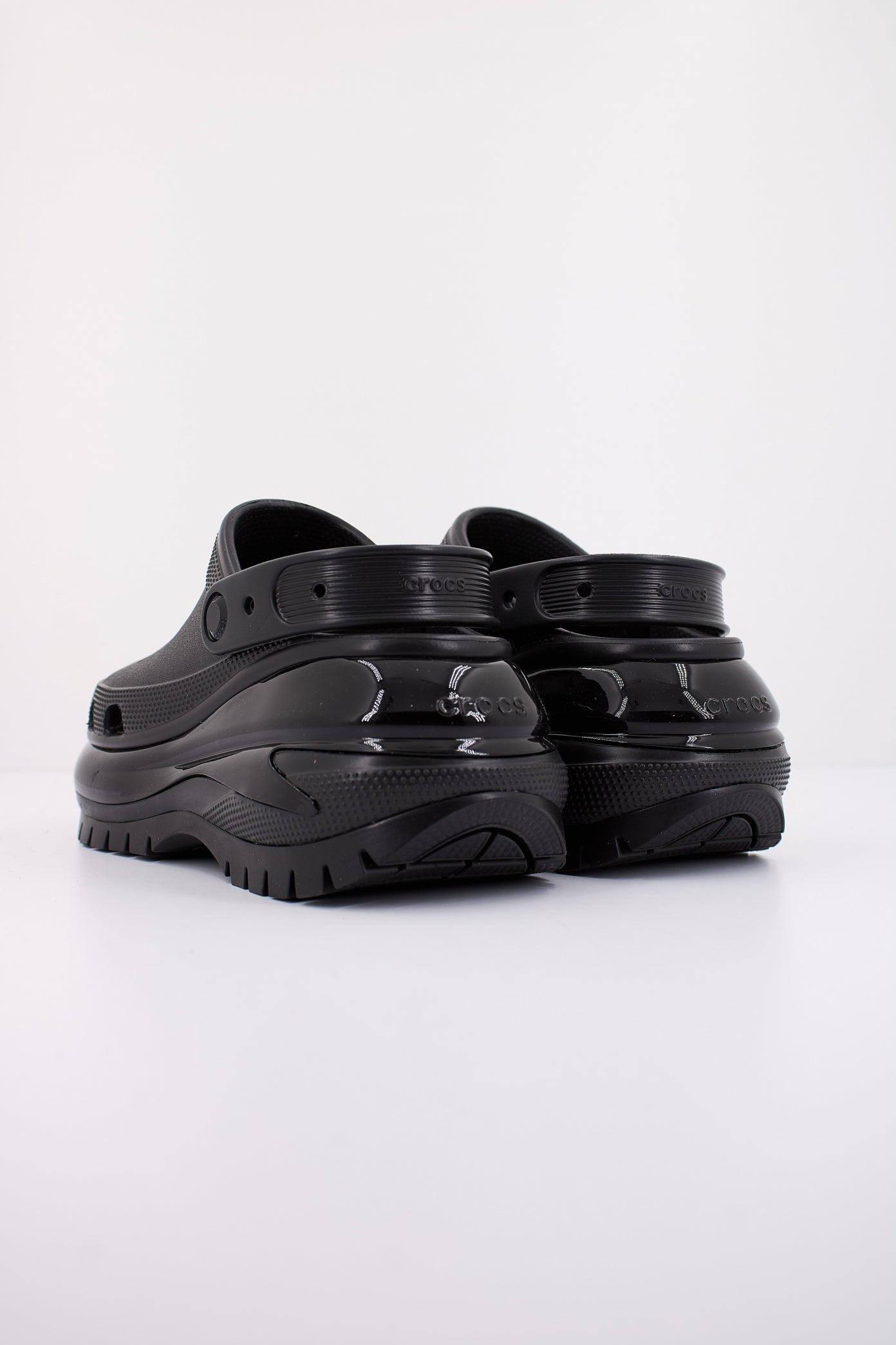 CROCS CLASSIC MEGA CRUSH CLOG en color NEGRO  (3)