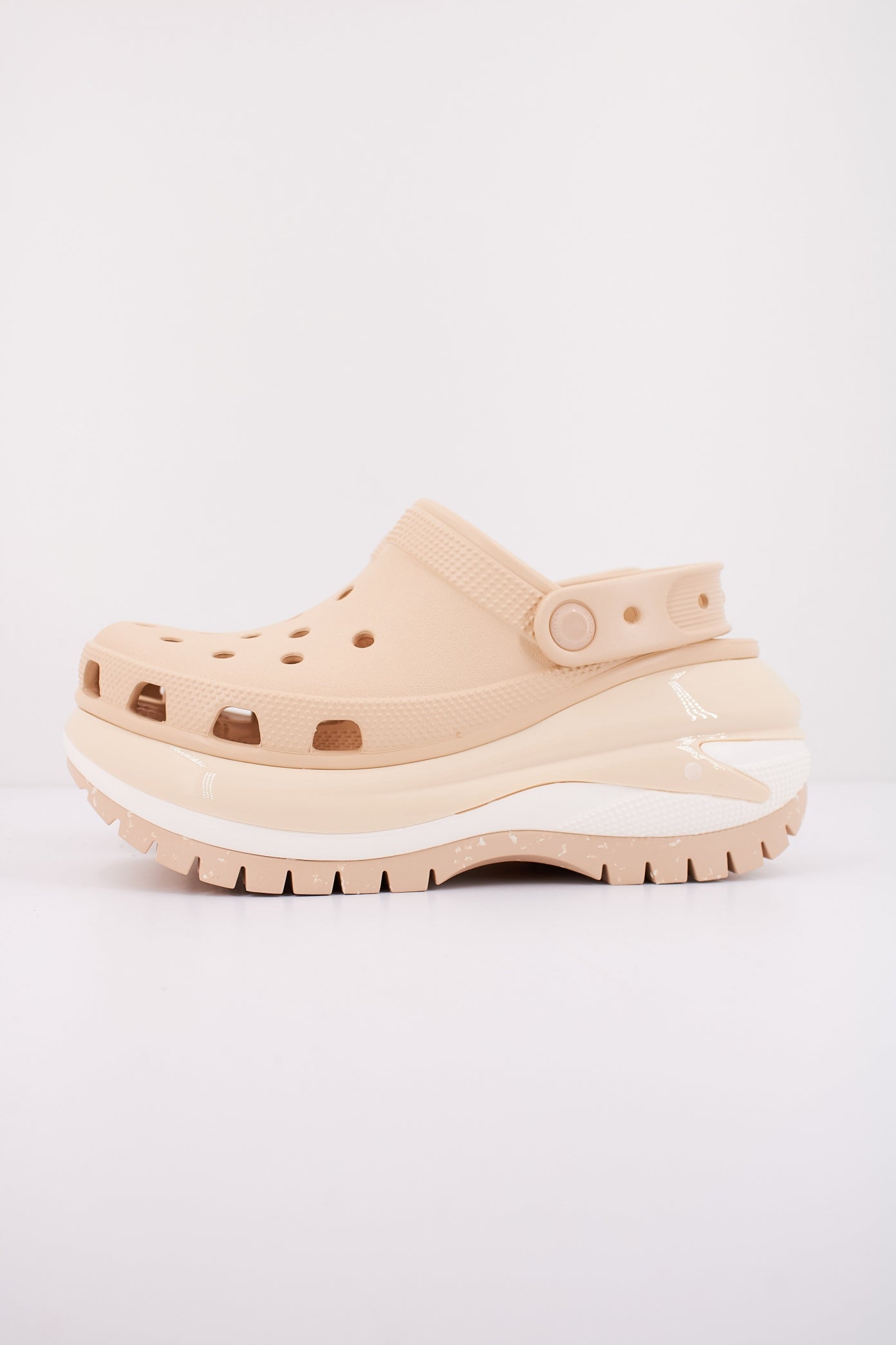 CROCS CLASSIC MEGA CRUSH CLOG en color BEIS  (1)