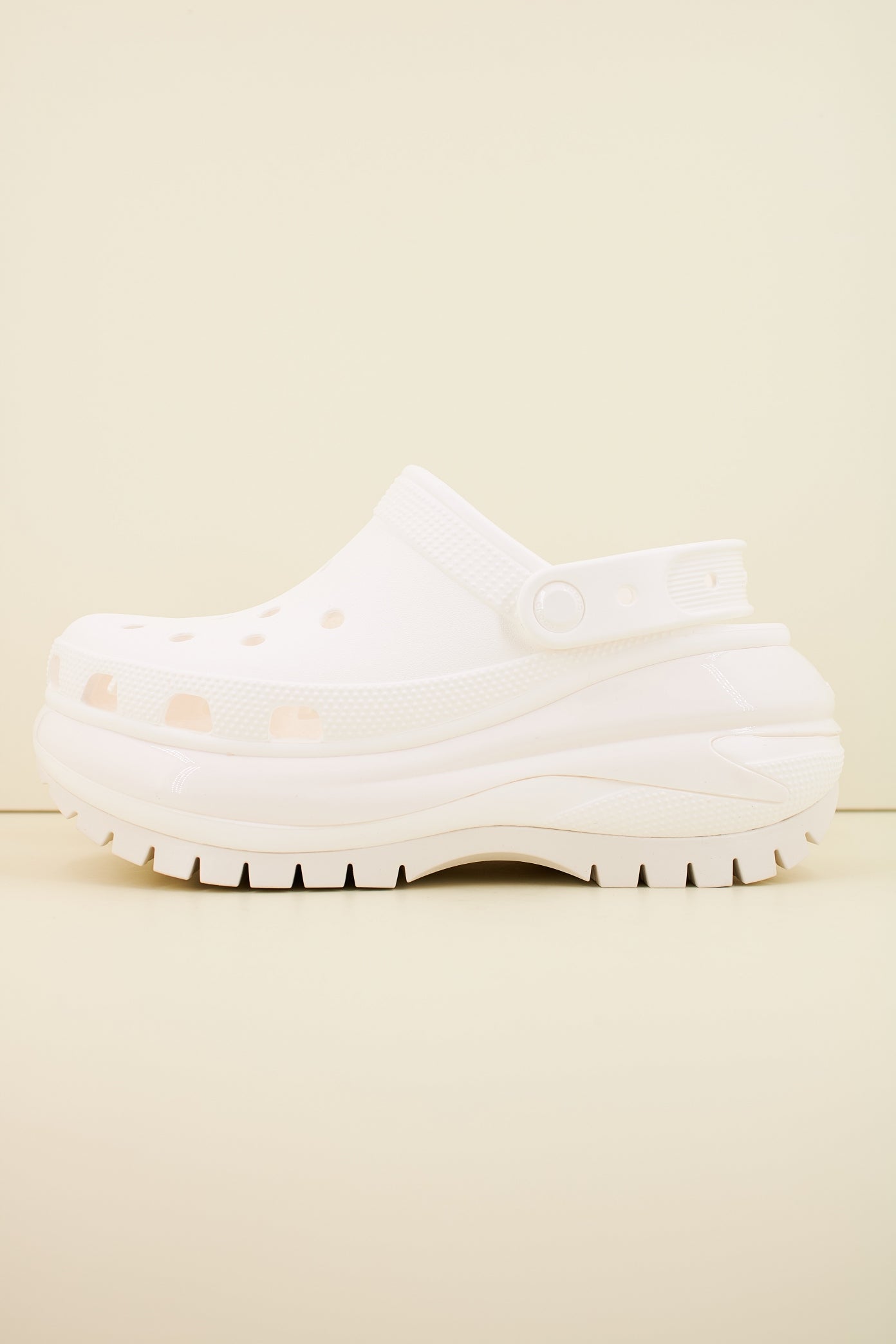 CROCS CLASSIC MEGA CRUSH CLOG en color BLANCO  (1)