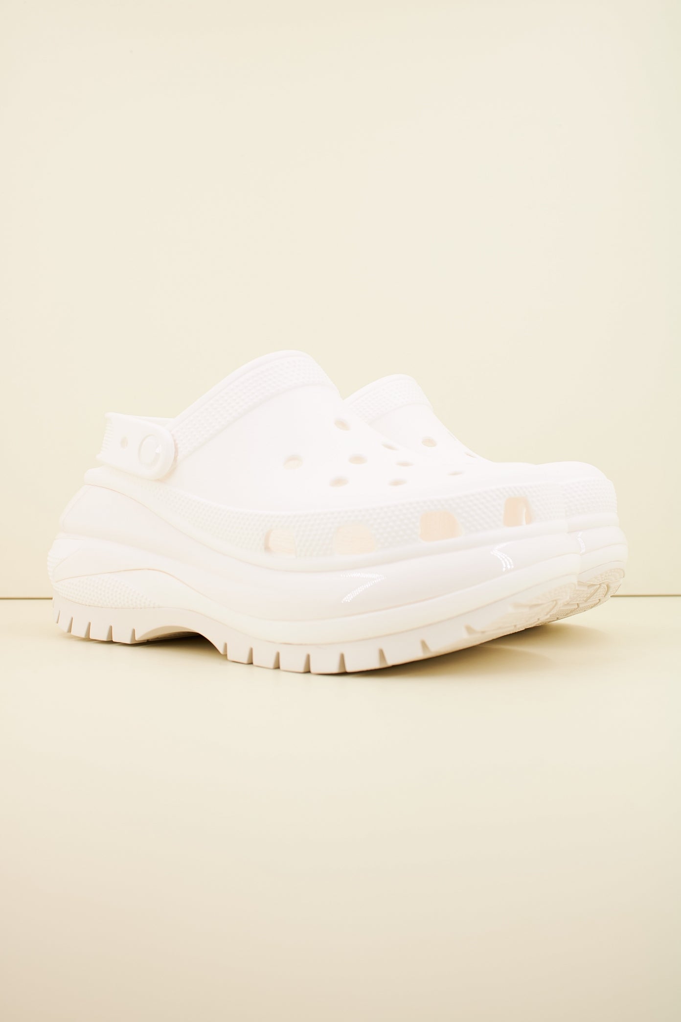 CROCS CLASSIC MEGA CRUSH CLOG en color BLANCO  (2)