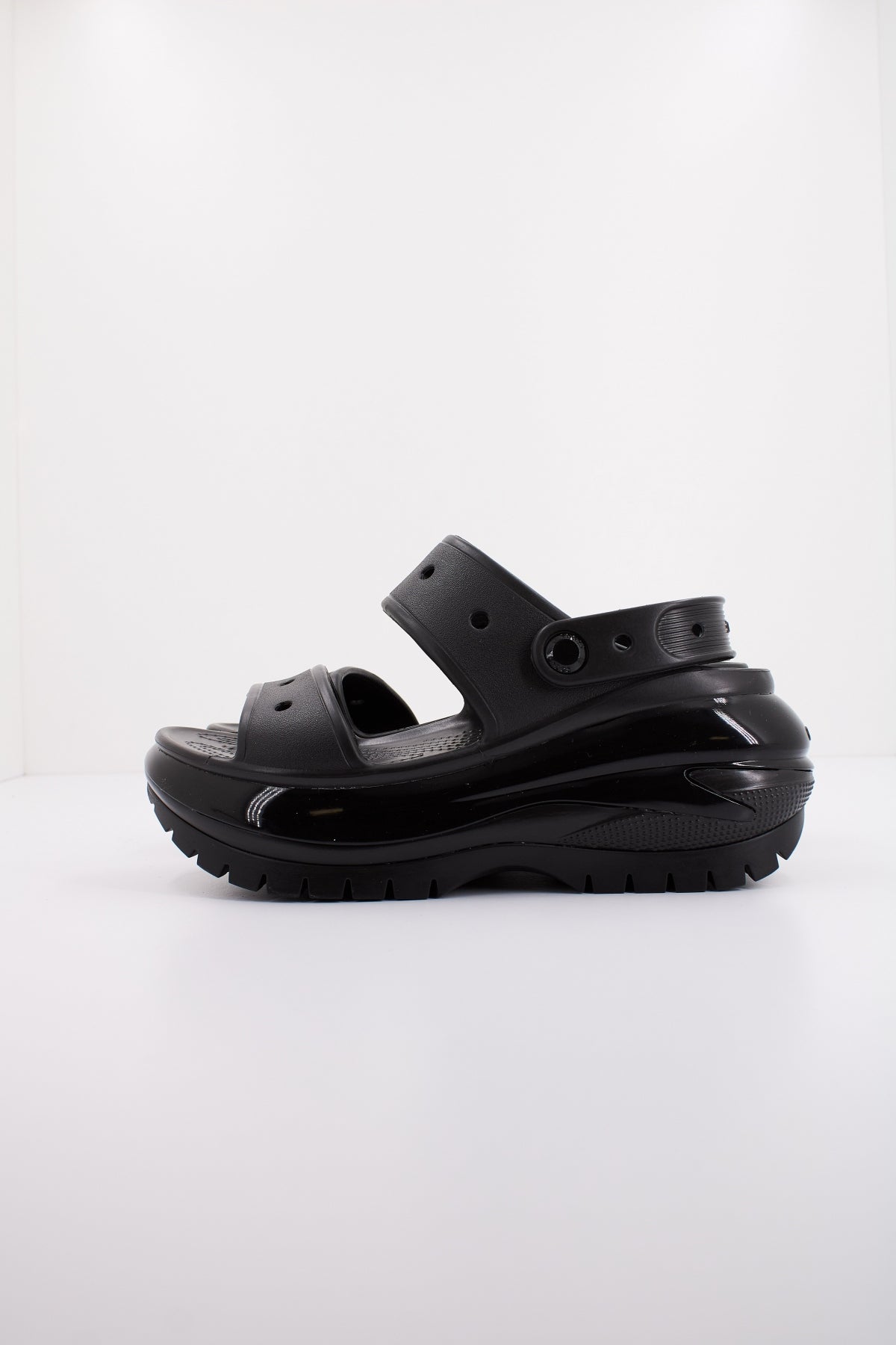 CROCS CLASSIC MEGA CRUSH SANDAL en color NEGRO  (1)