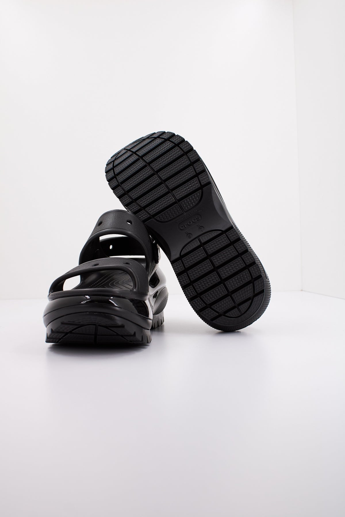 CROCS CLASSIC MEGA CRUSH SANDAL en color NEGRO  (4)