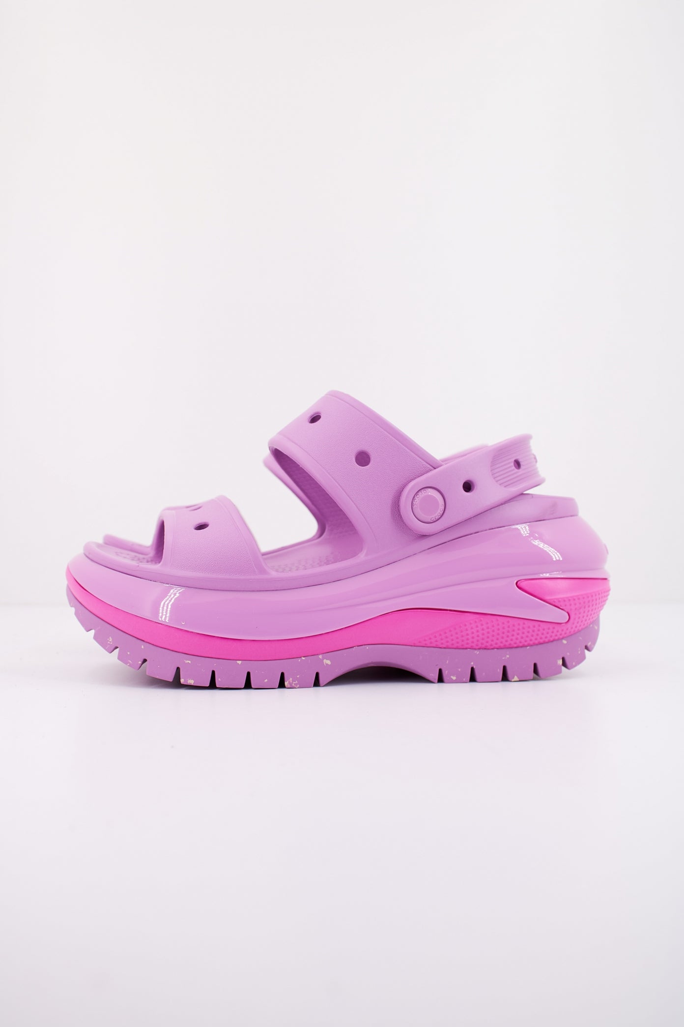 CROCS CLASSIC MEGA CRUSH SANDAL en color VIOLETA  (1)