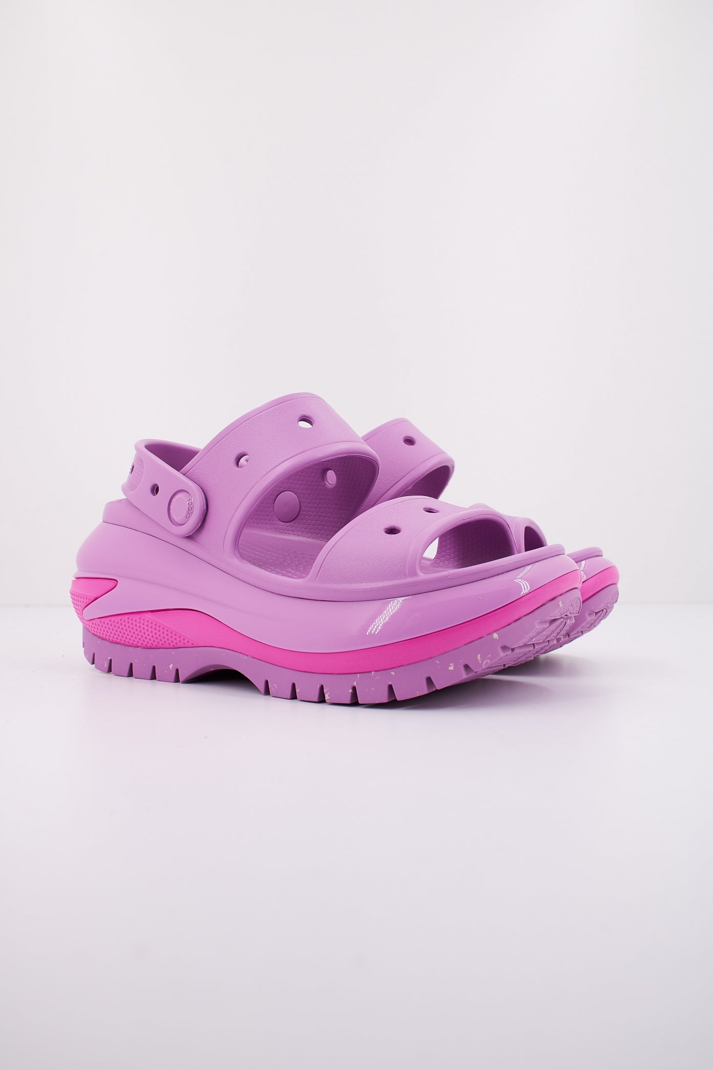 CROCS CLASSIC MEGA CRUSH SANDAL en color VIOLETA  (2)