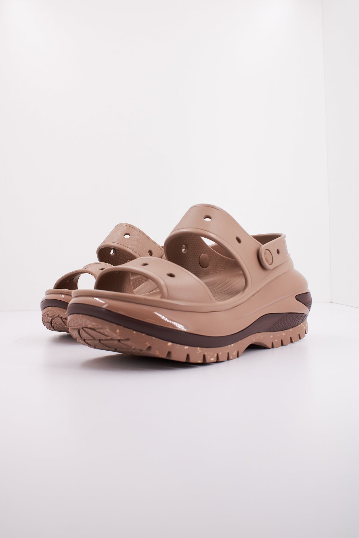 CROCS CLASSIC MEGA CRUSH SANDAL en color MARRON  (2)