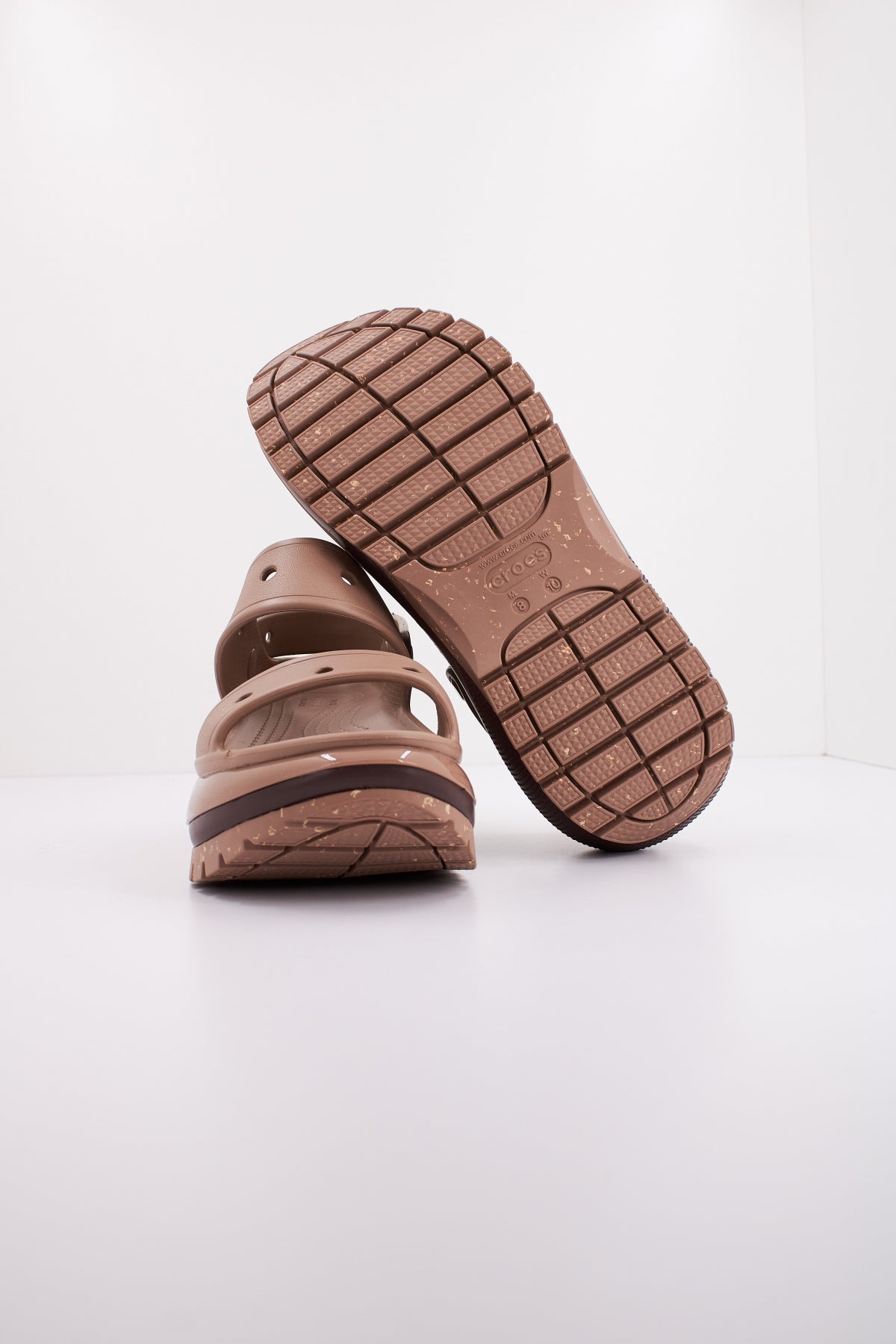 CROCS CLASSIC MEGA CRUSH SANDAL en color MARRON  (4)