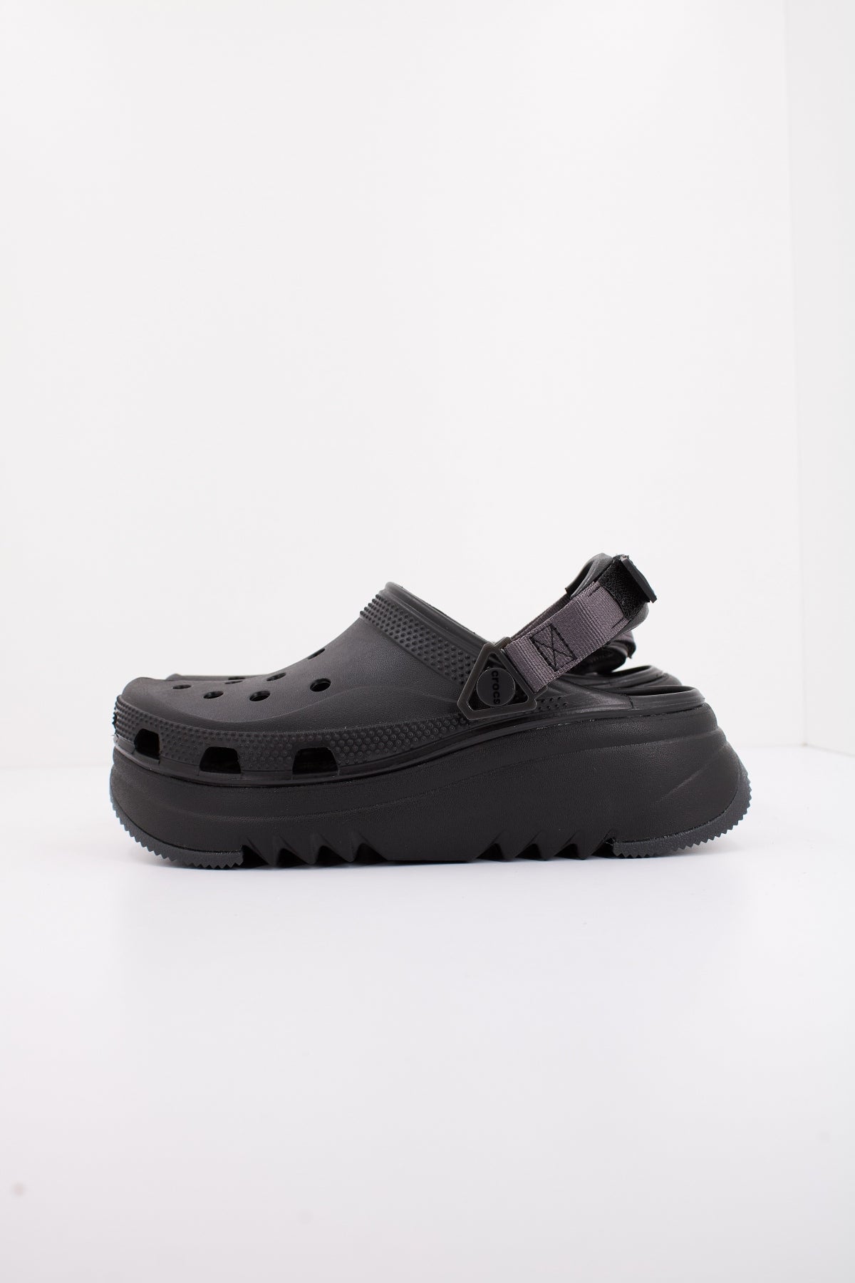 CROCS CLS HIKER XSCAPE CLG en color NEGRO  (1)