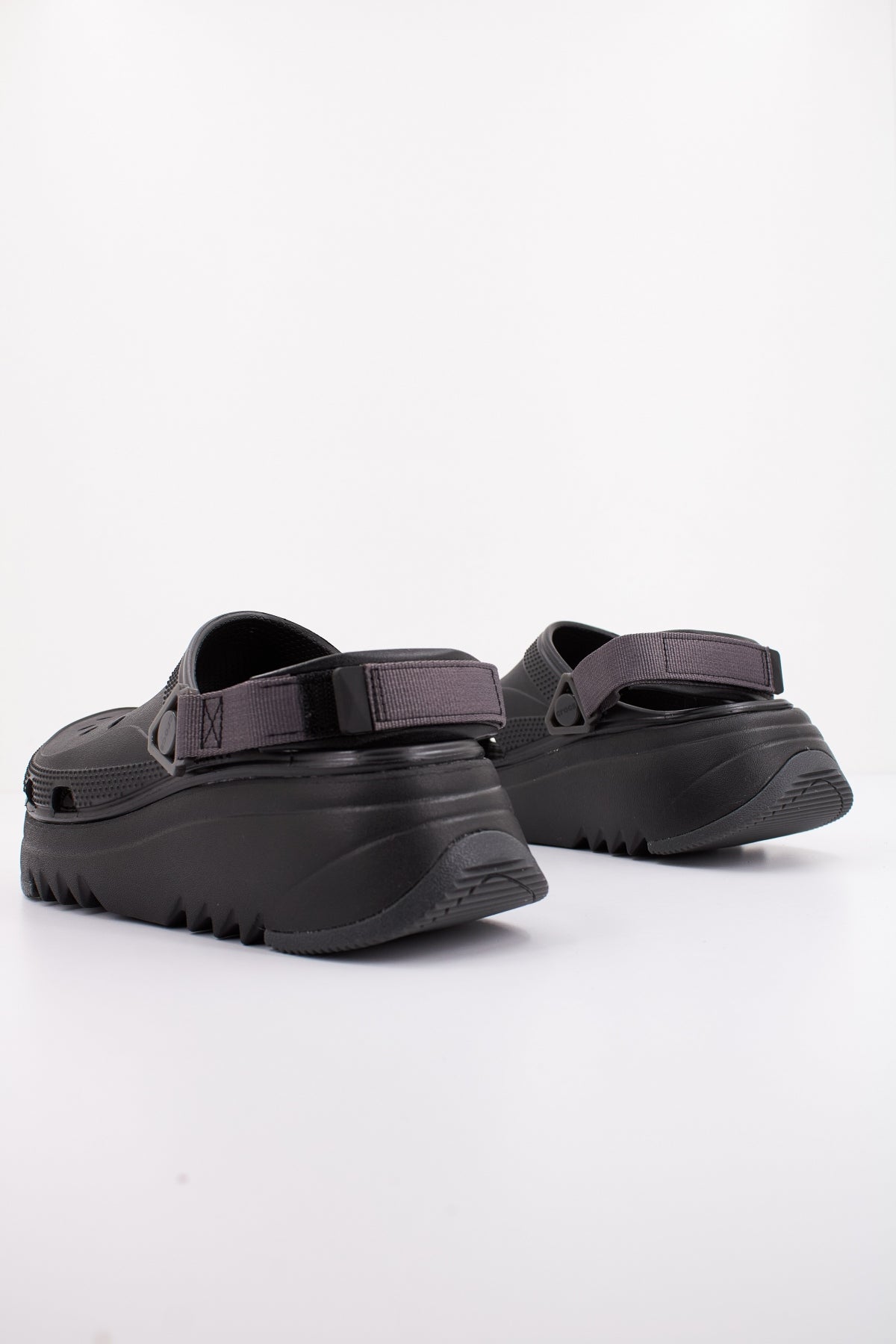 CROCS CLS HIKER XSCAPE CLG en color NEGRO  (3)