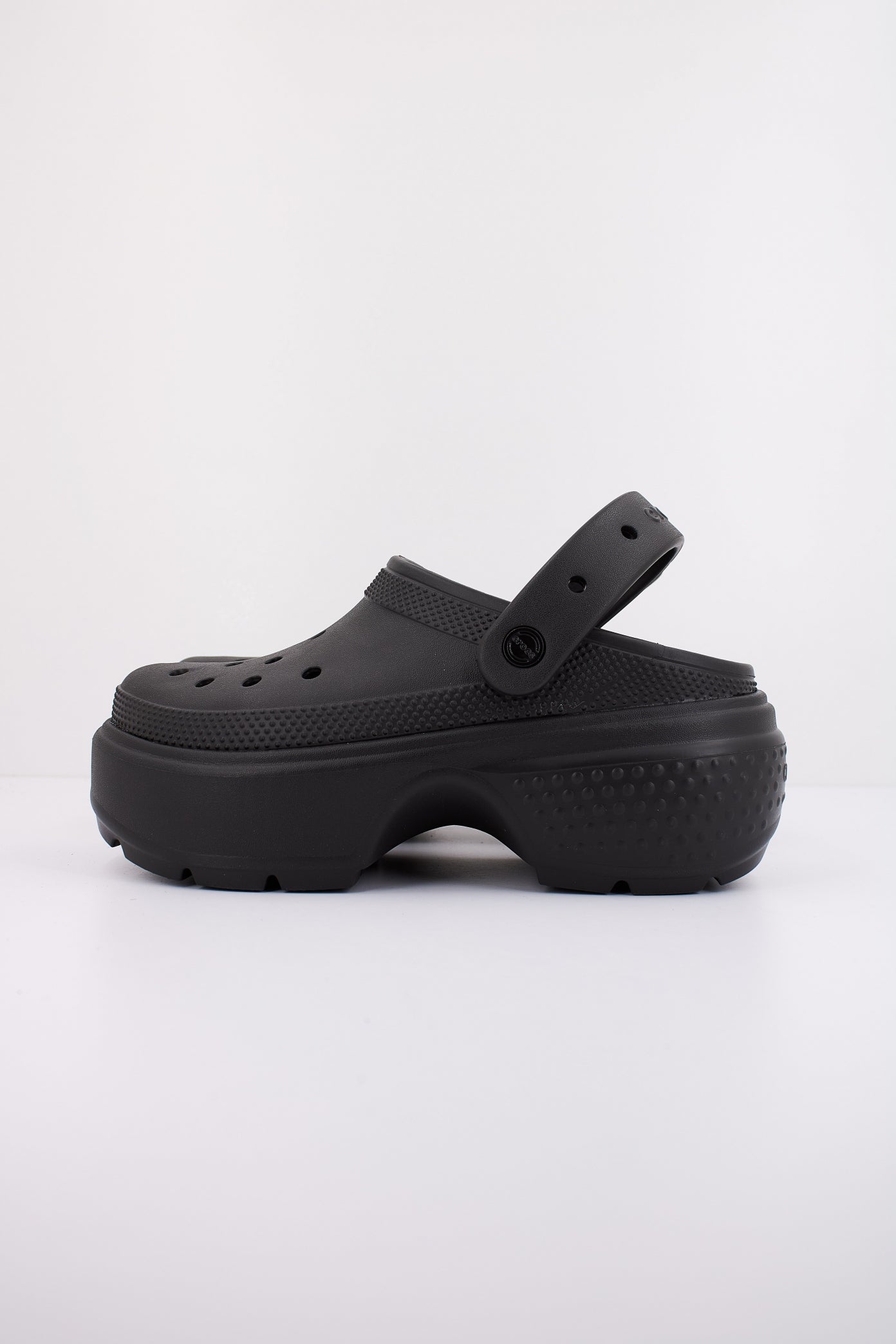 CROCS STOMP CLOG en color NEGRO  (1)