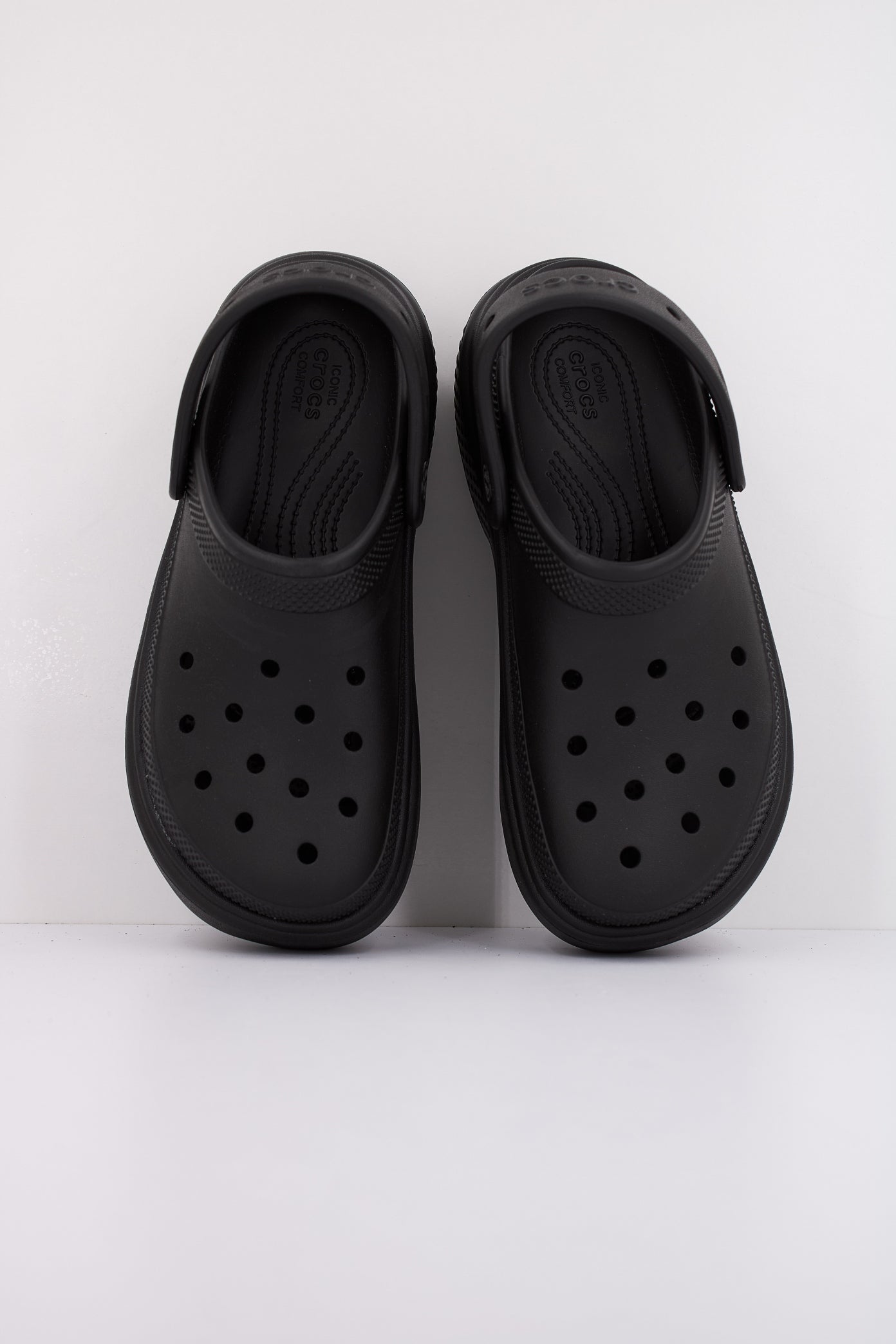 CROCS STOMP CLOG en color NEGRO  (3)