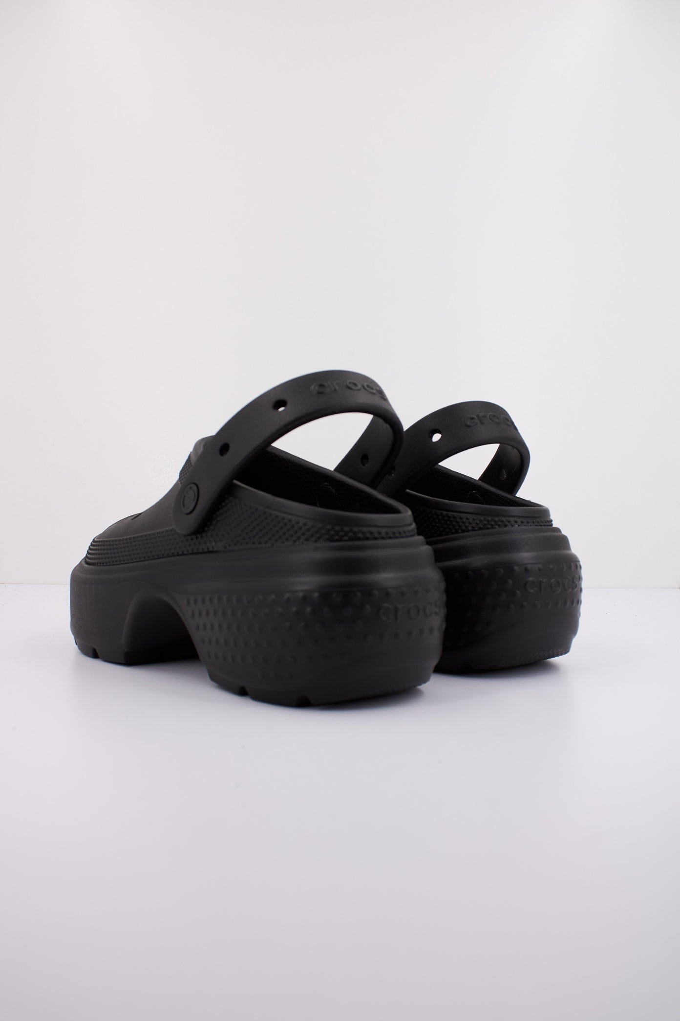 CROCS STOMP CLOG en color NEGRO  (4)